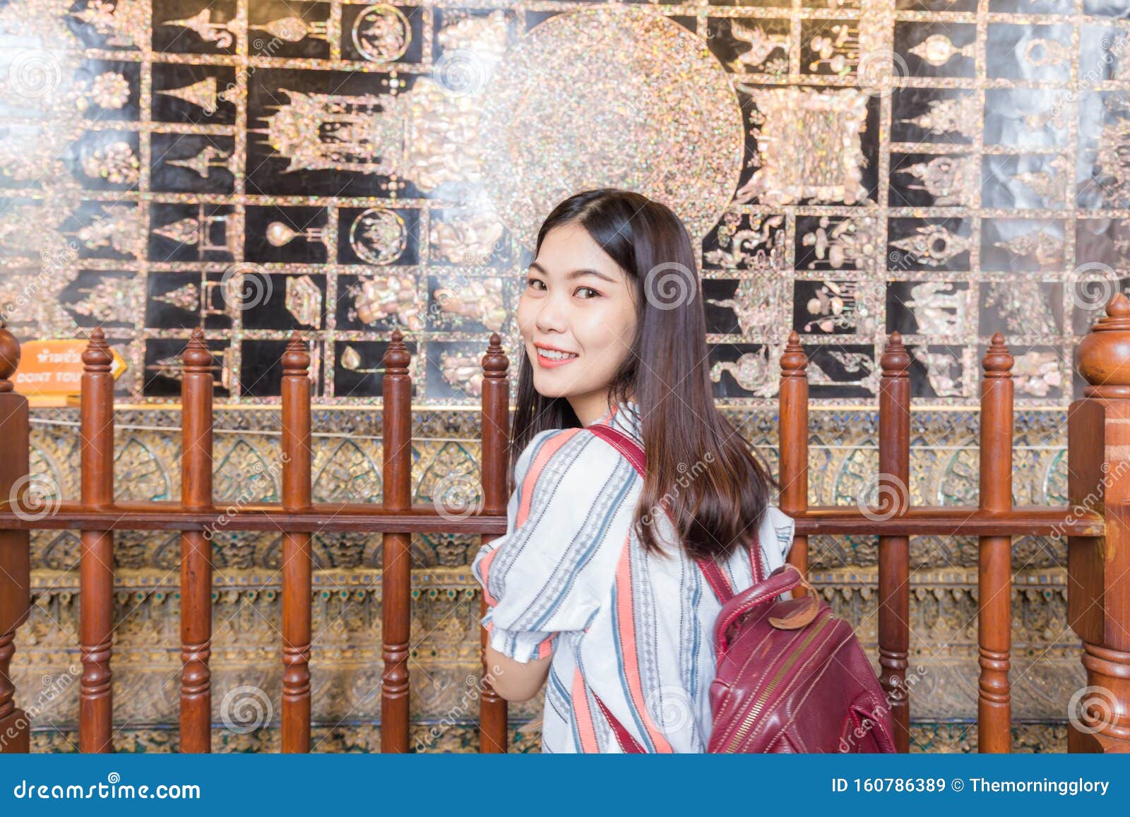 Donne turistiche asiatiche viaggiano per una statua di Buddha d'oro. Una bella turista asiatica visita la statua di Buddha Wat Pho, Bangkok Thailandia