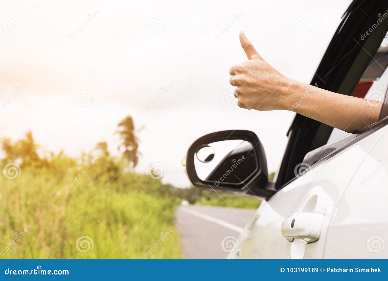 Donner De Main Pouces Vers Le Haut De Jet De Signe Que La Fenêtre D'une  Voiture a Garé Près Des Routes Le Symbole D'une Main a Au Image stock -  Image du