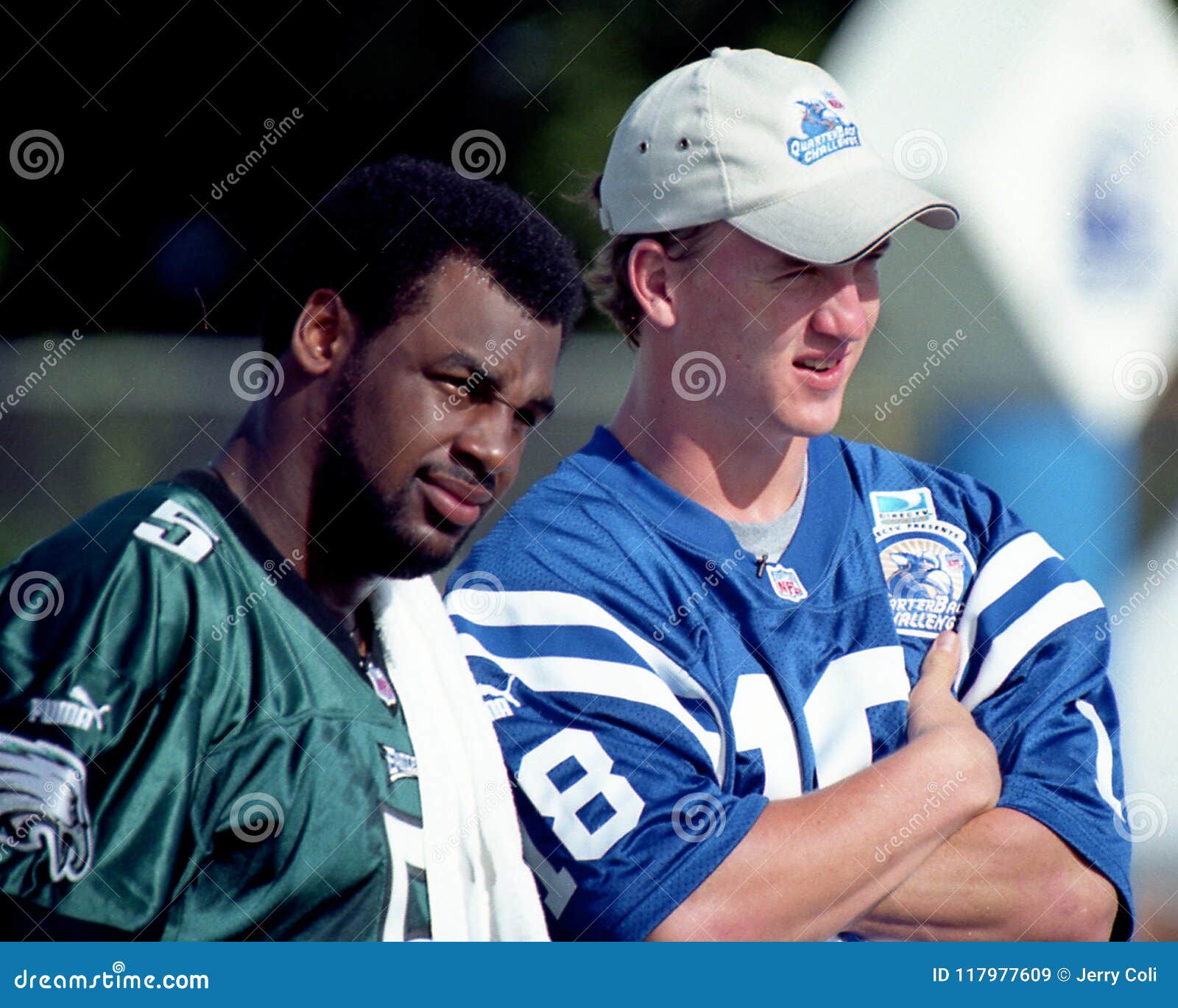 Donovan McNabb och Peyton Manning, utmaning för 2001 QB. Donovan McNabb och Peyton Manning på utmaningen 2001 för NFL QB Bild som tas från färgglidbana