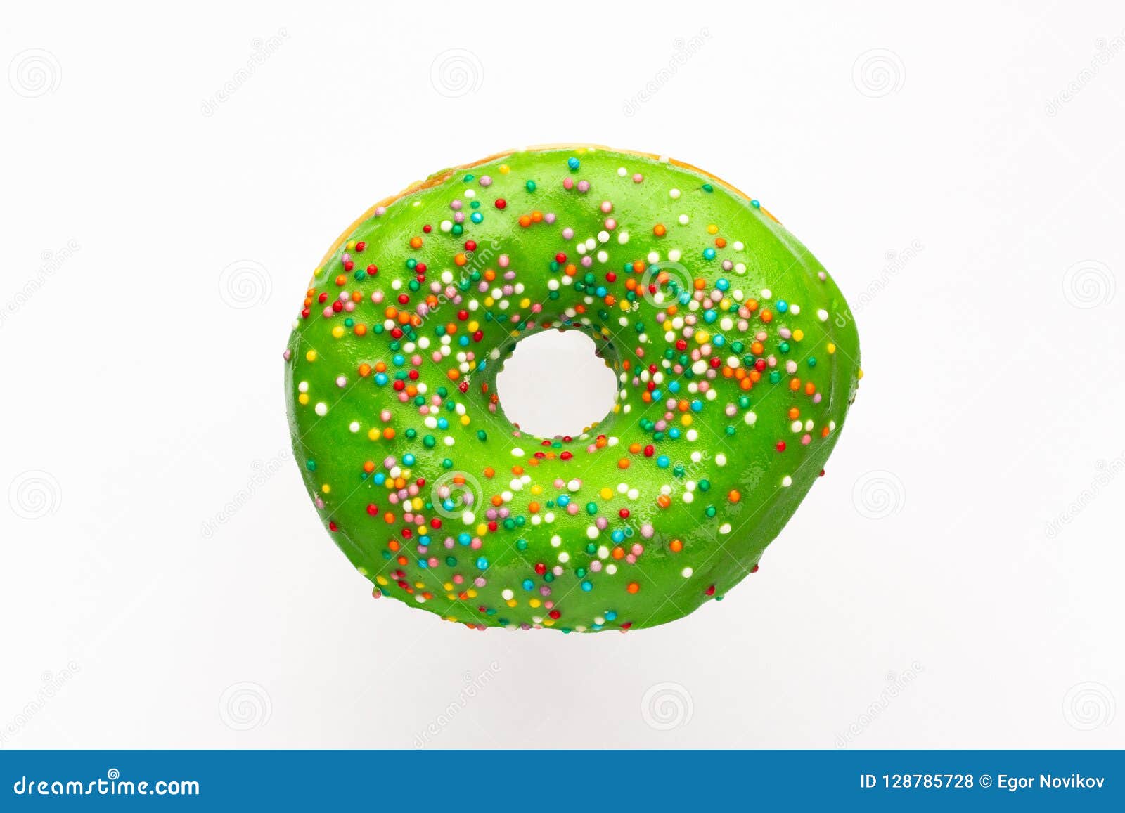 Донат зеленый. Зеленый пончик. Пончик с зеленой глазурью. Зеленый пончик на белом фоне. Зеленый пончик с зеленой посыпкой.