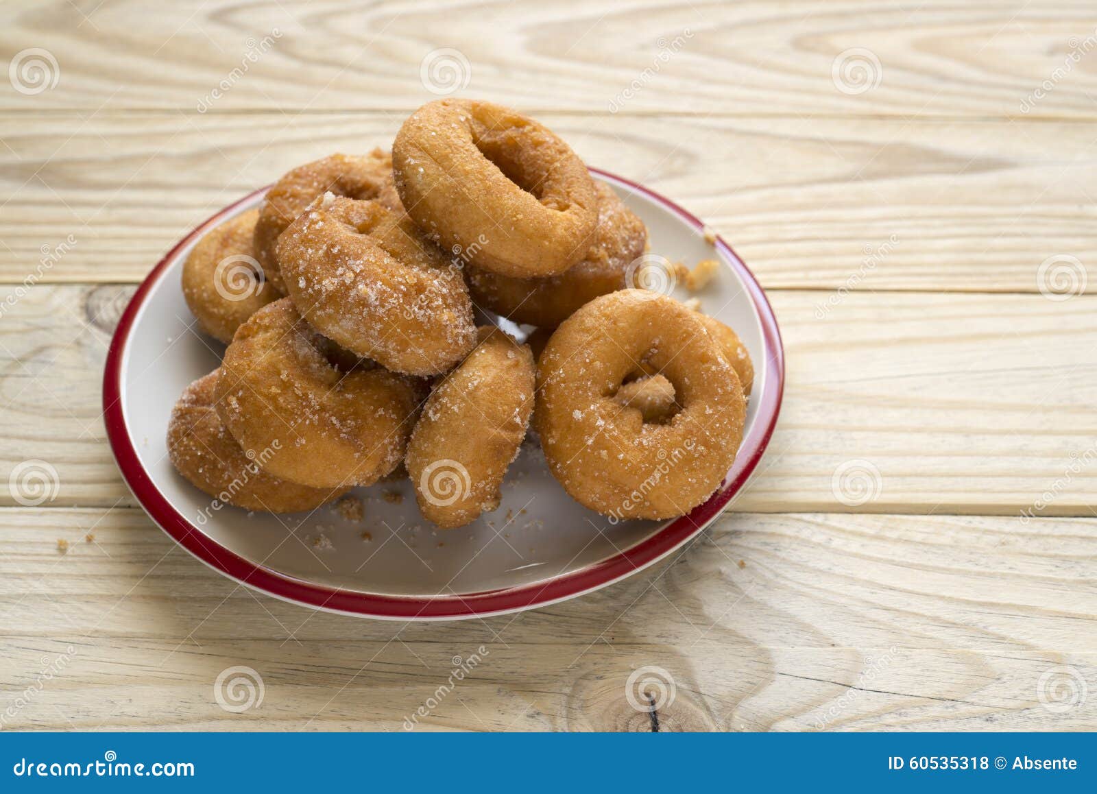 Σύνολο δίσκων των donuts στον ξύλινο πίνακα