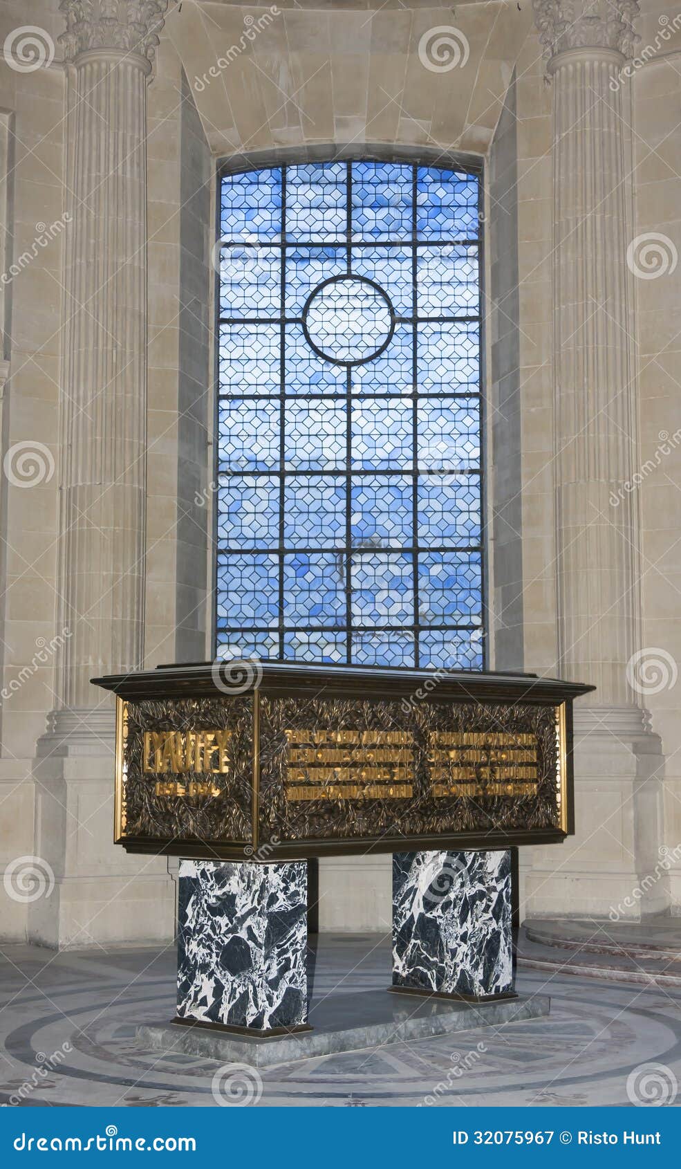 Doodskist in de kerk van Invalides in Parijs, Frankrijk. Parijs, Frankrijk - December 31, 2012: Verfraaide oude doodskist in de kerk van Invalids (Dome des Invalides) in Parijs, Frankrijk op 31 December, 2012