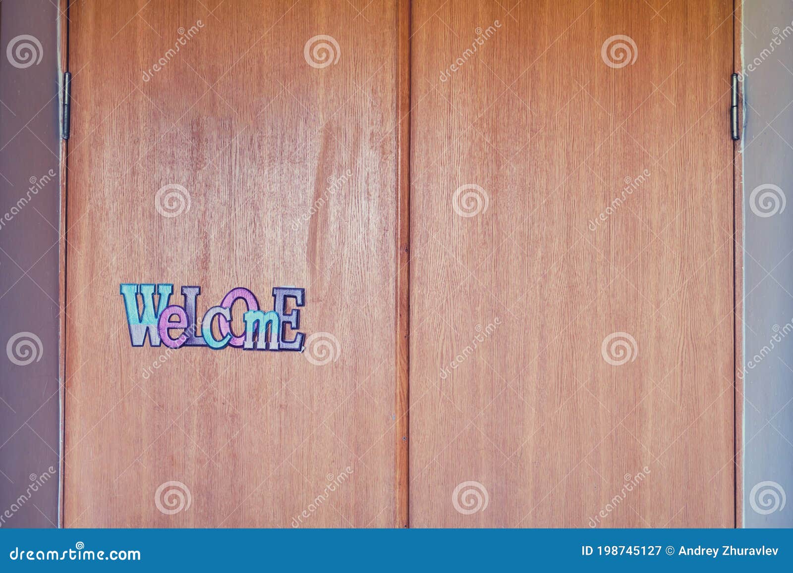 door-of-the-classroom-with-the-words-welcome-from-paper-pasted-letters-english-class-in-high