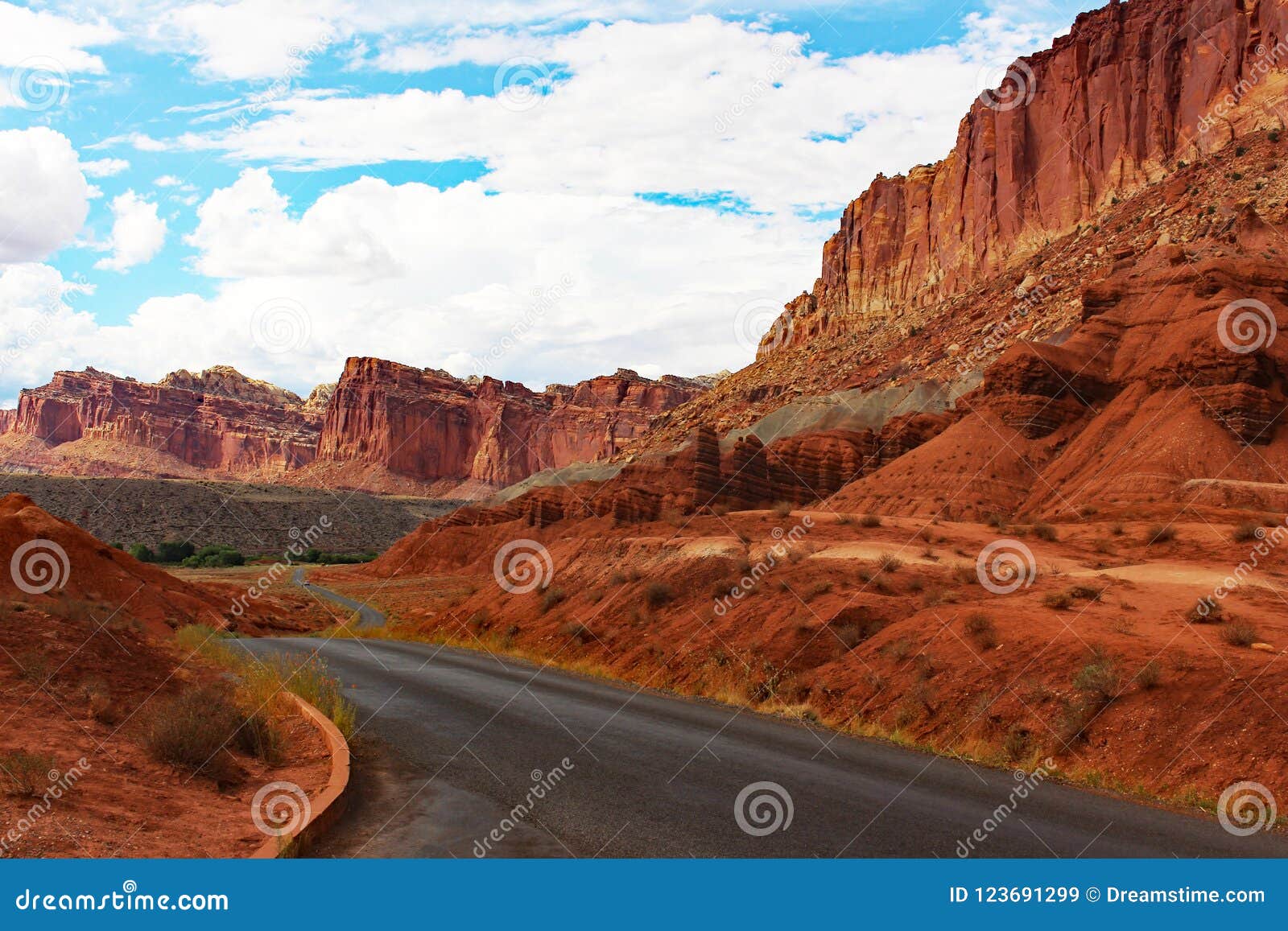 SR 24 die van Utah door het Rode Terrein van het Nationale Park van de Capitoolertsader winden