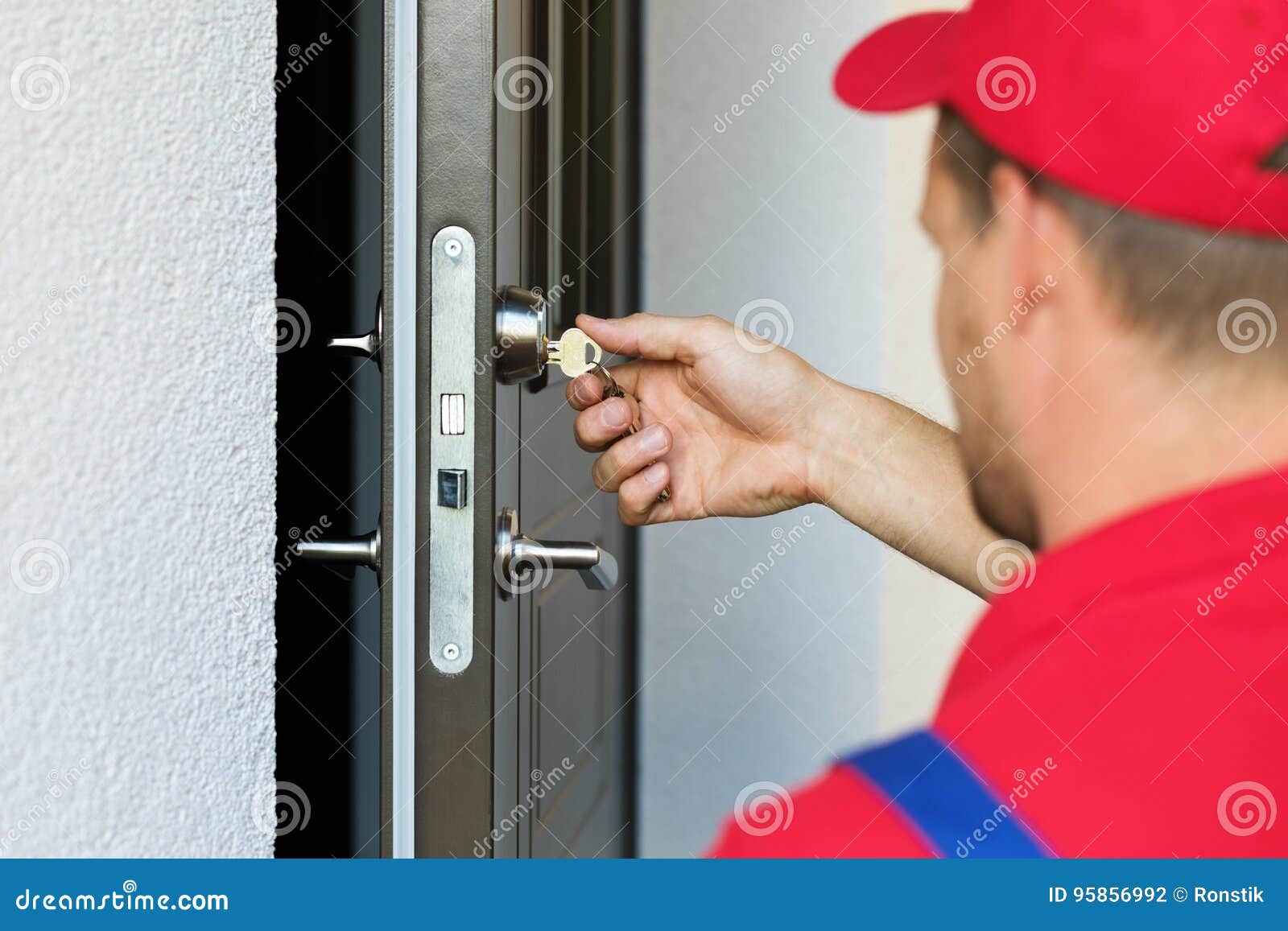 door lock service - locksmith working