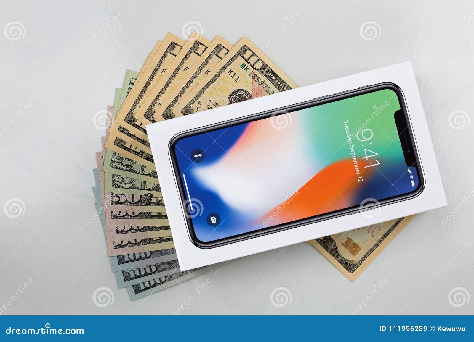 BANGKOK, THAILAND - JANUARI 2018: Doos van nieuwe iPhone X iPhone 10 op Amerikaans bankbiljetgeld op marmeren achtergrond op 17 Januari, 2018 in Bangkok, Thailand