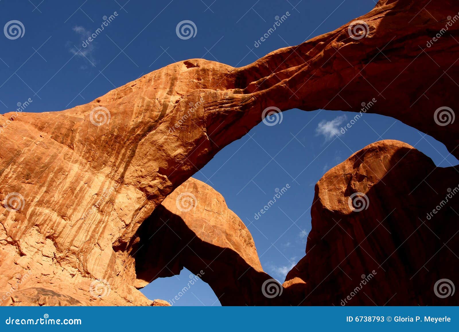 Doppio arco. Doppi archi naturali rossi nel sud-ovest del deserto