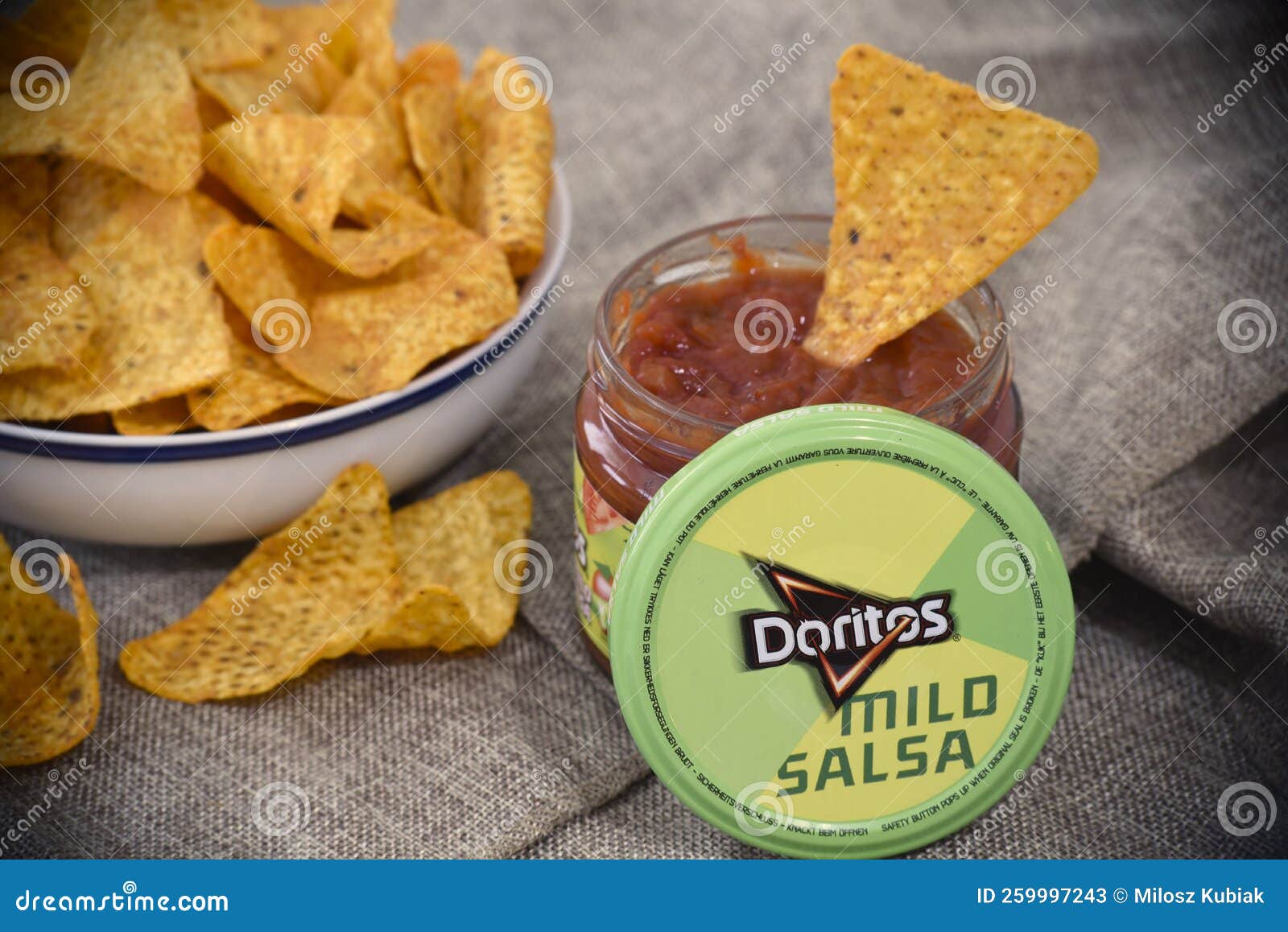 Doritos con salsa. foto de archivo editorial. Ilustración de fresco