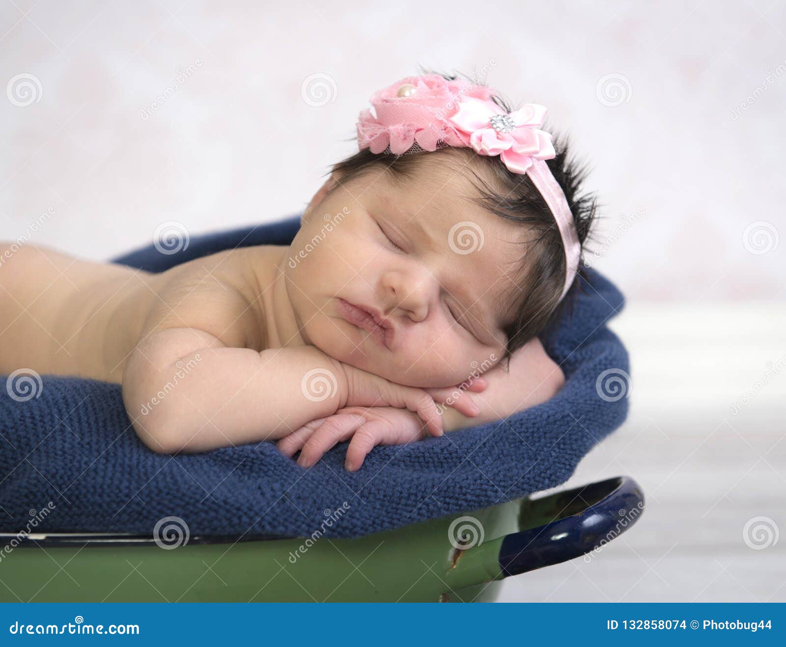 Dormido Recien Nacido En Palancana Antigua Foto De Archivo Imagen De Venda Bebe Dormido Recien Nacido En Palancana Antigua Foto De Archivo Imagen De Venda Bebe
