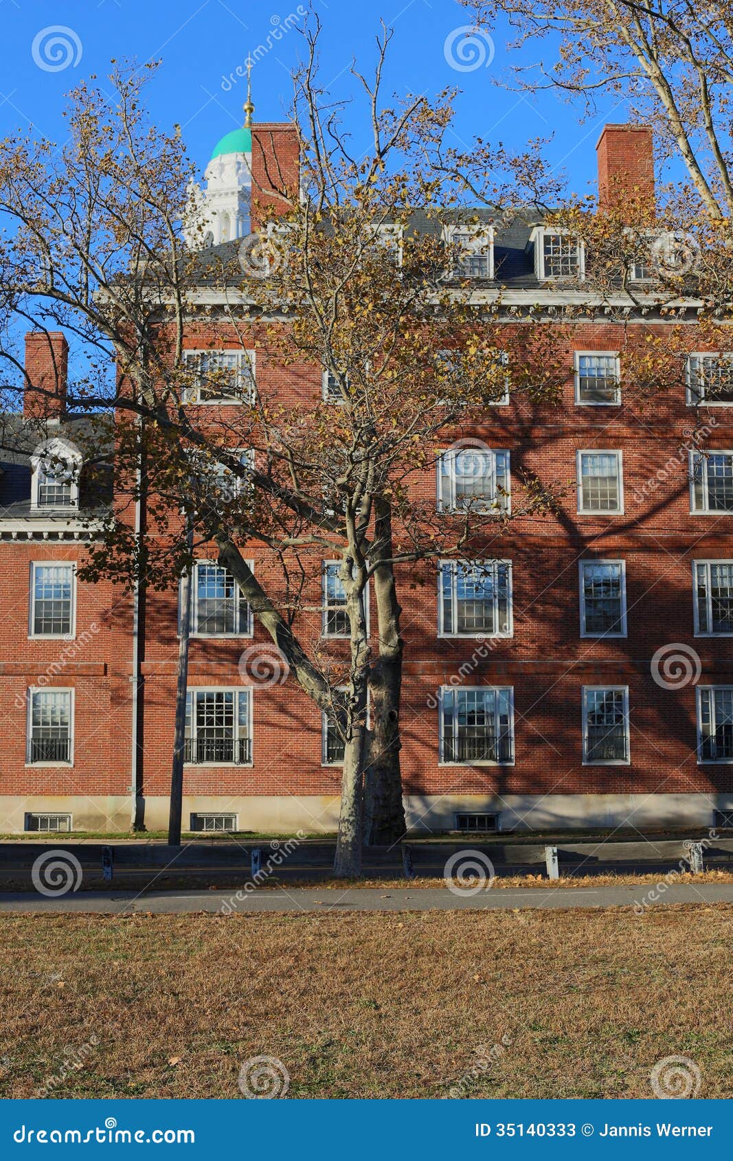 Dormitórios Da Faculdade De Harvard Na Queda Imagem de Stock - Imagem de  universidade, ensolarado: 35140333, image size:1067x1690