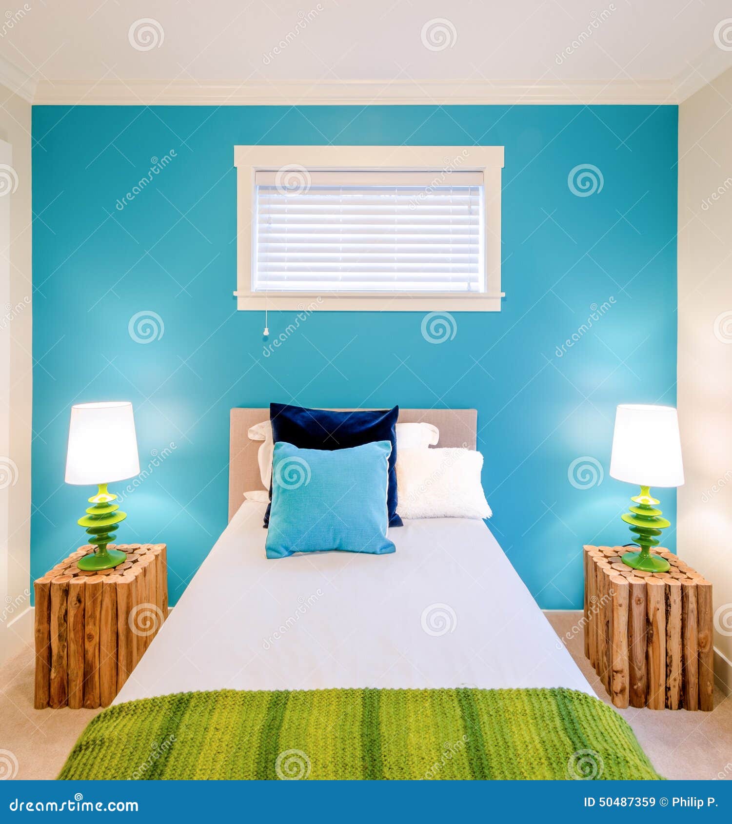 Dormitorio Azul Y Verde Acogedor Diseño Interior Imagen de archivo