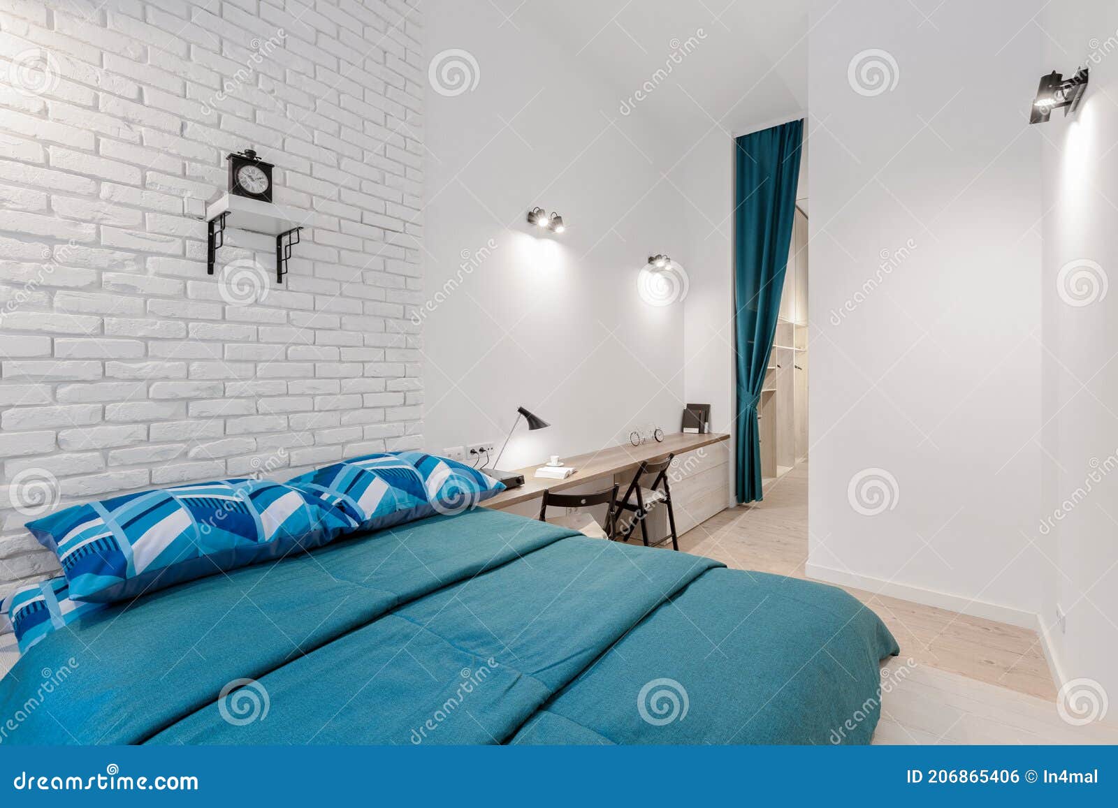 Cortina Blanca Y Azul En Dormitorio Imagen de archivo - Imagen de