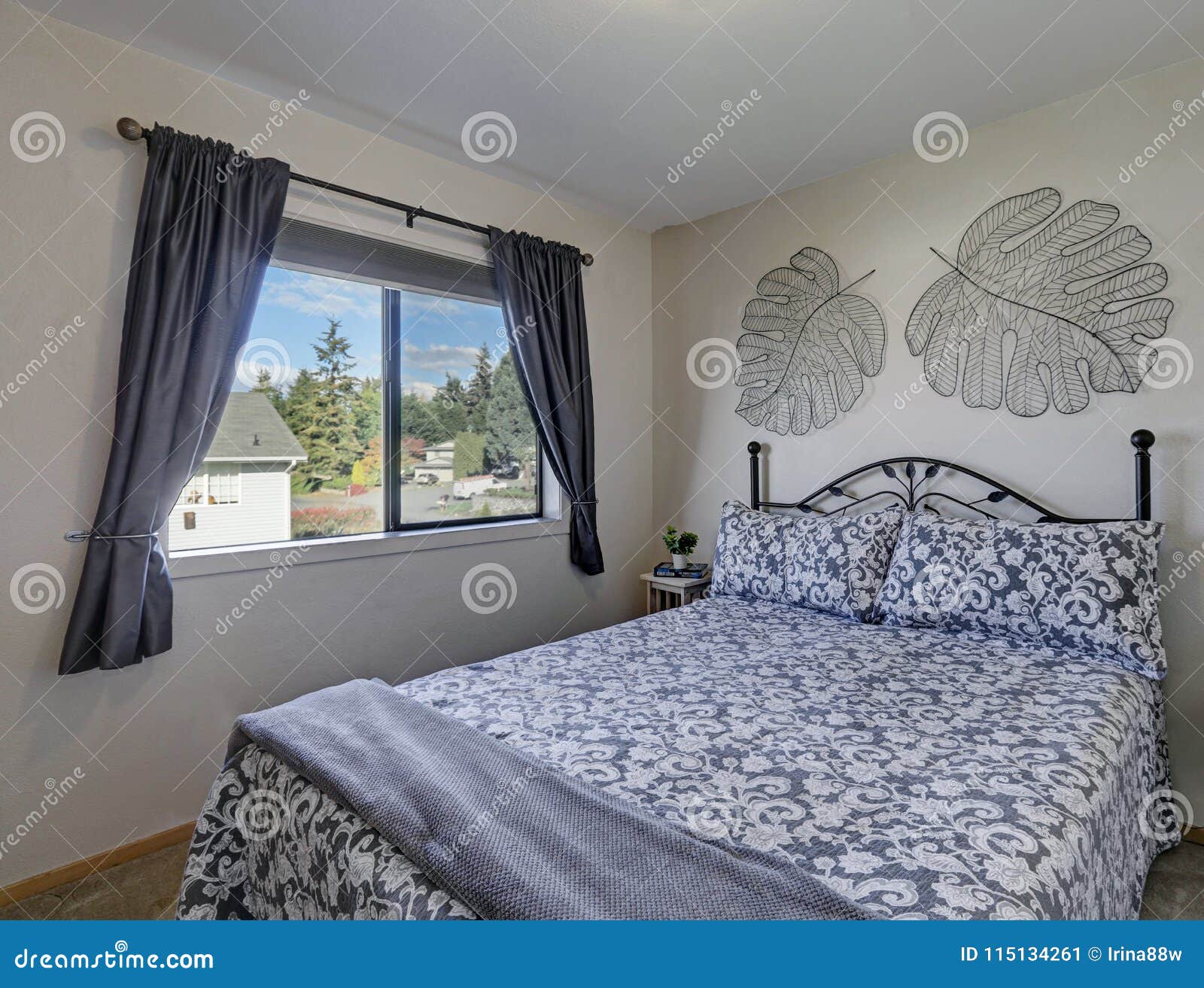 Dormitorio Blanco Y Gris Con La Cama Del Hierro Imagen de archivo