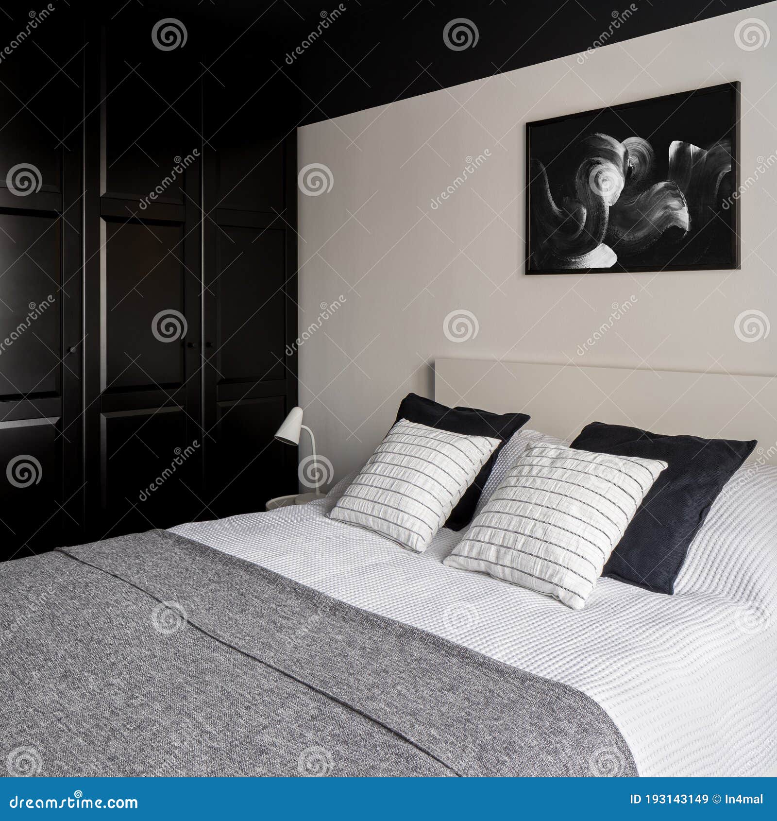 Dormitorio Elegante Con Un Gran Armario Con Espejo Imagen de archivo -  Imagen de agradable, techo: 229685185