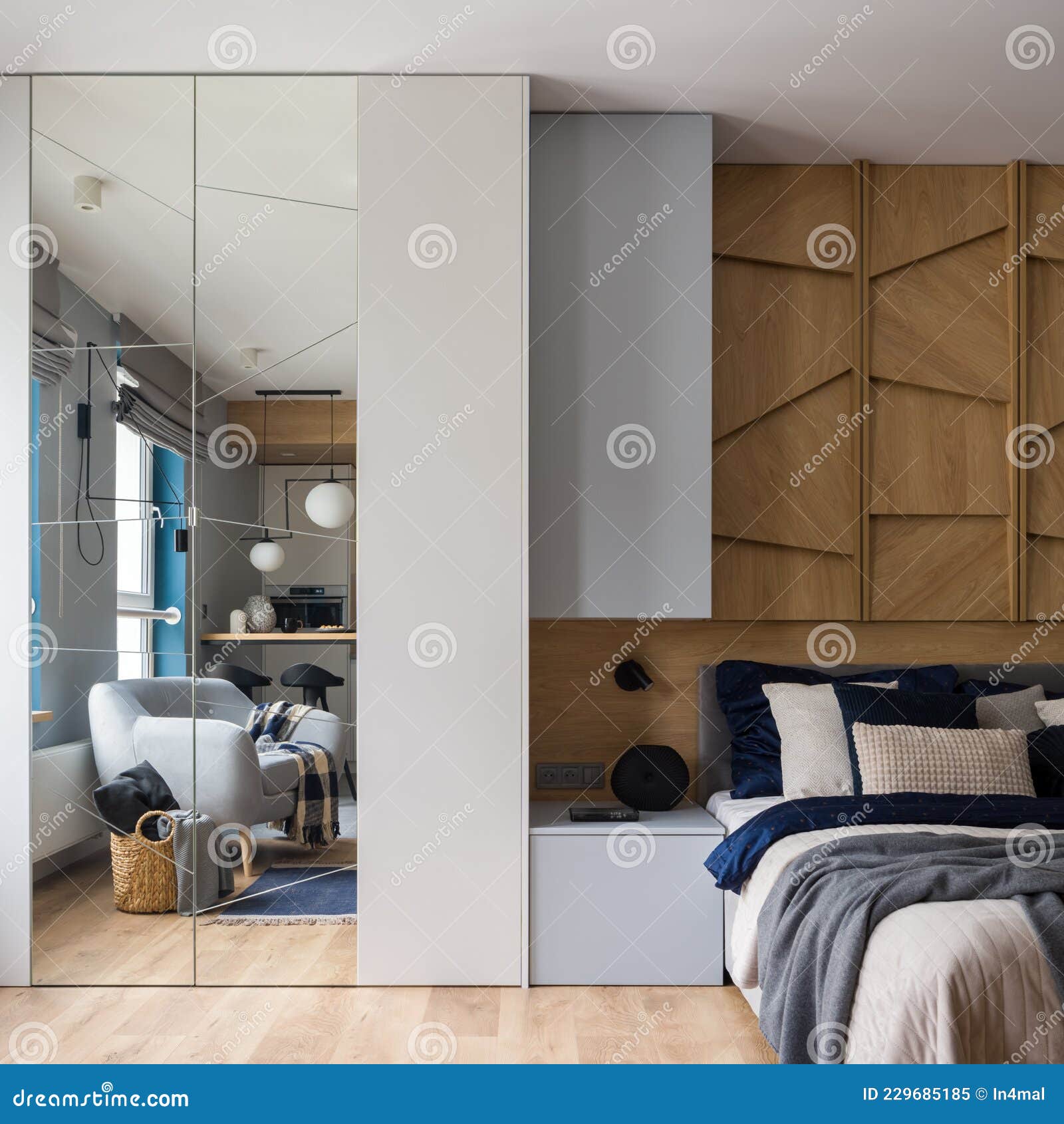 Dormitorio Elegante Con Un Gran Armario Con Espejo Imagen de archivo -  Imagen de agradable, techo: 229685185