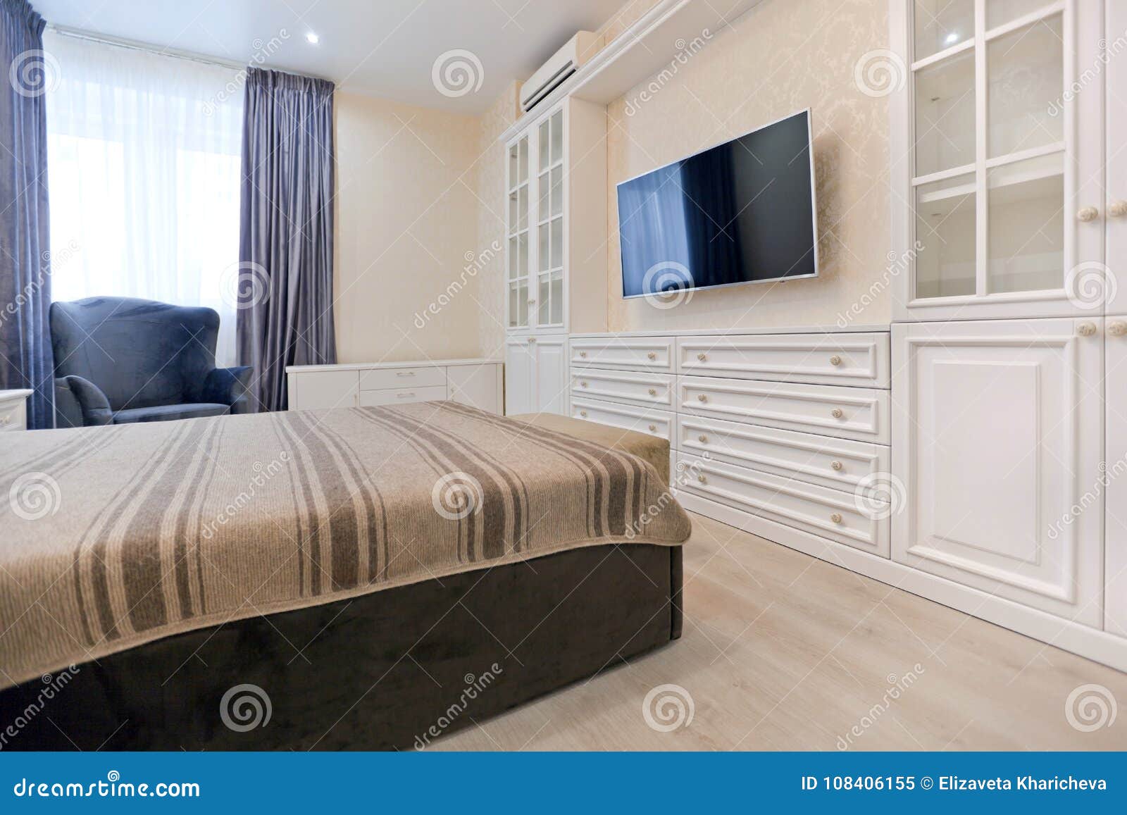 Dormitorio En Colores Claros Con La Cama Oscura Y Las Cortinas