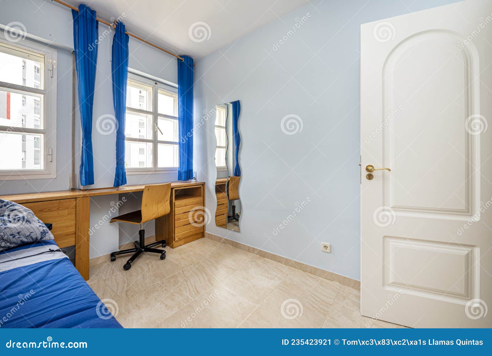 https://thumbs.dreamstime.com/z/dormitorio-juvenil-con-cortinas-de-escritorio-madera-cerezo-y-ropa-cama-azul-235423921.jpg