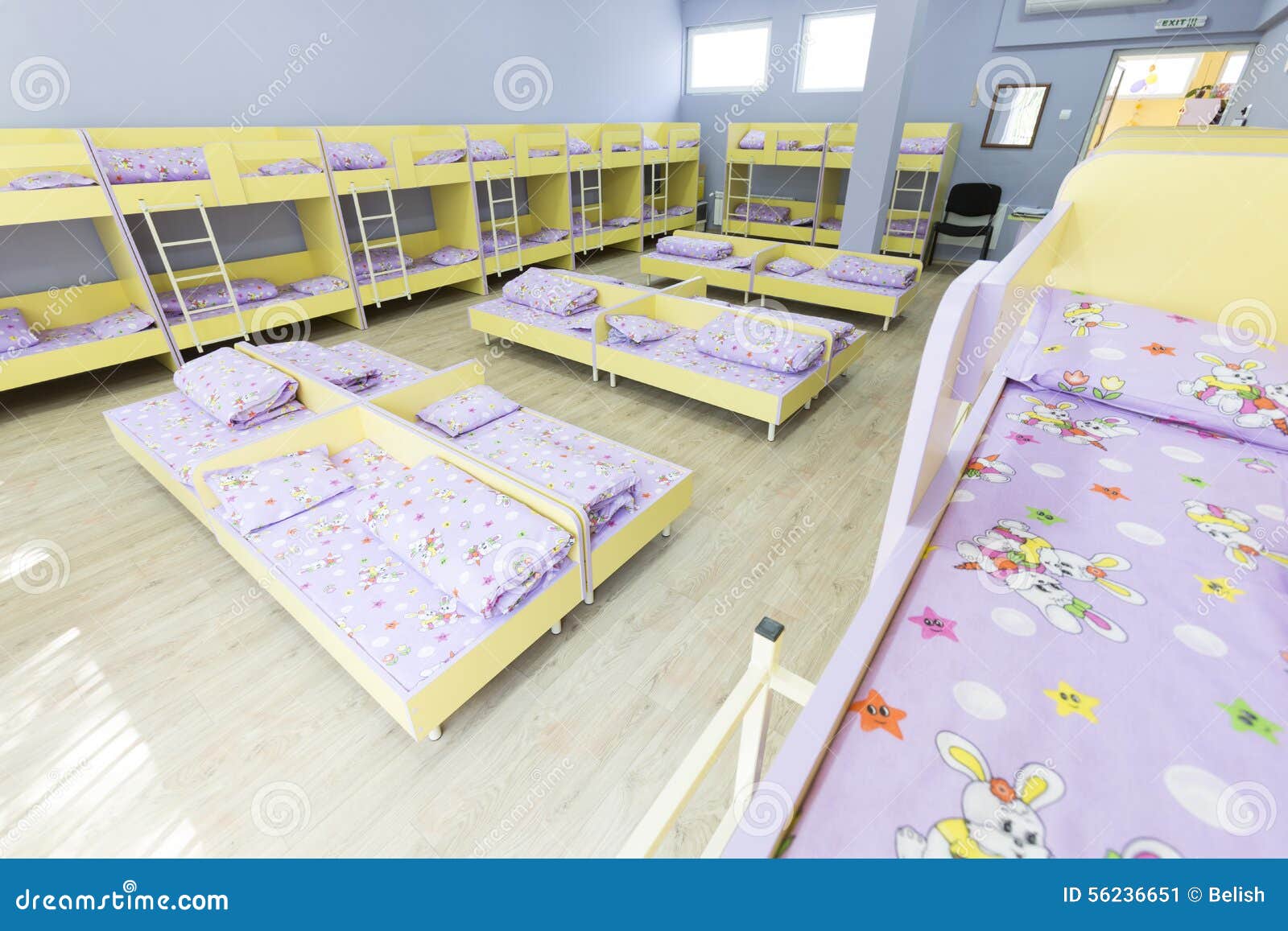 Dormitorio Moderno De La Guardería Con Las Pequeñas Camas Imagen de