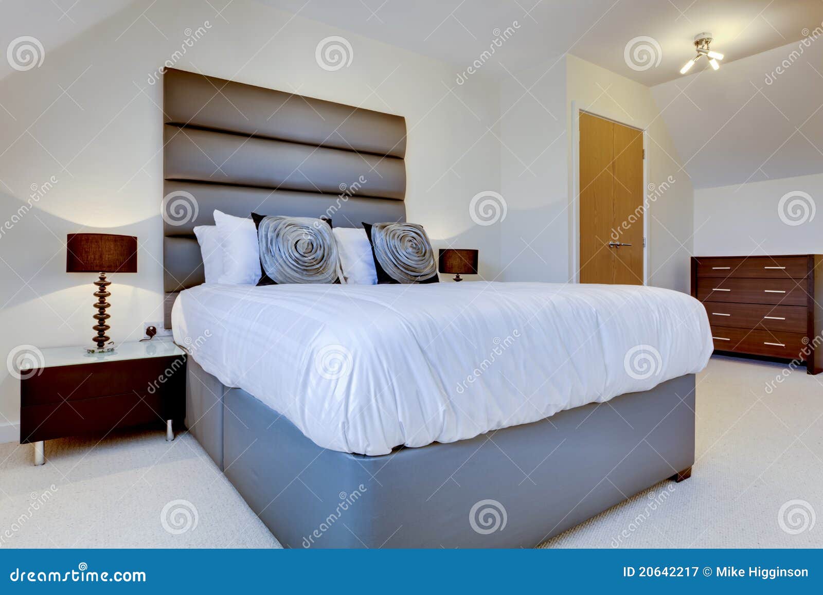 Dormitorio moderno de lujo imagen de archivo. Imagen de nuevo - 20642217
