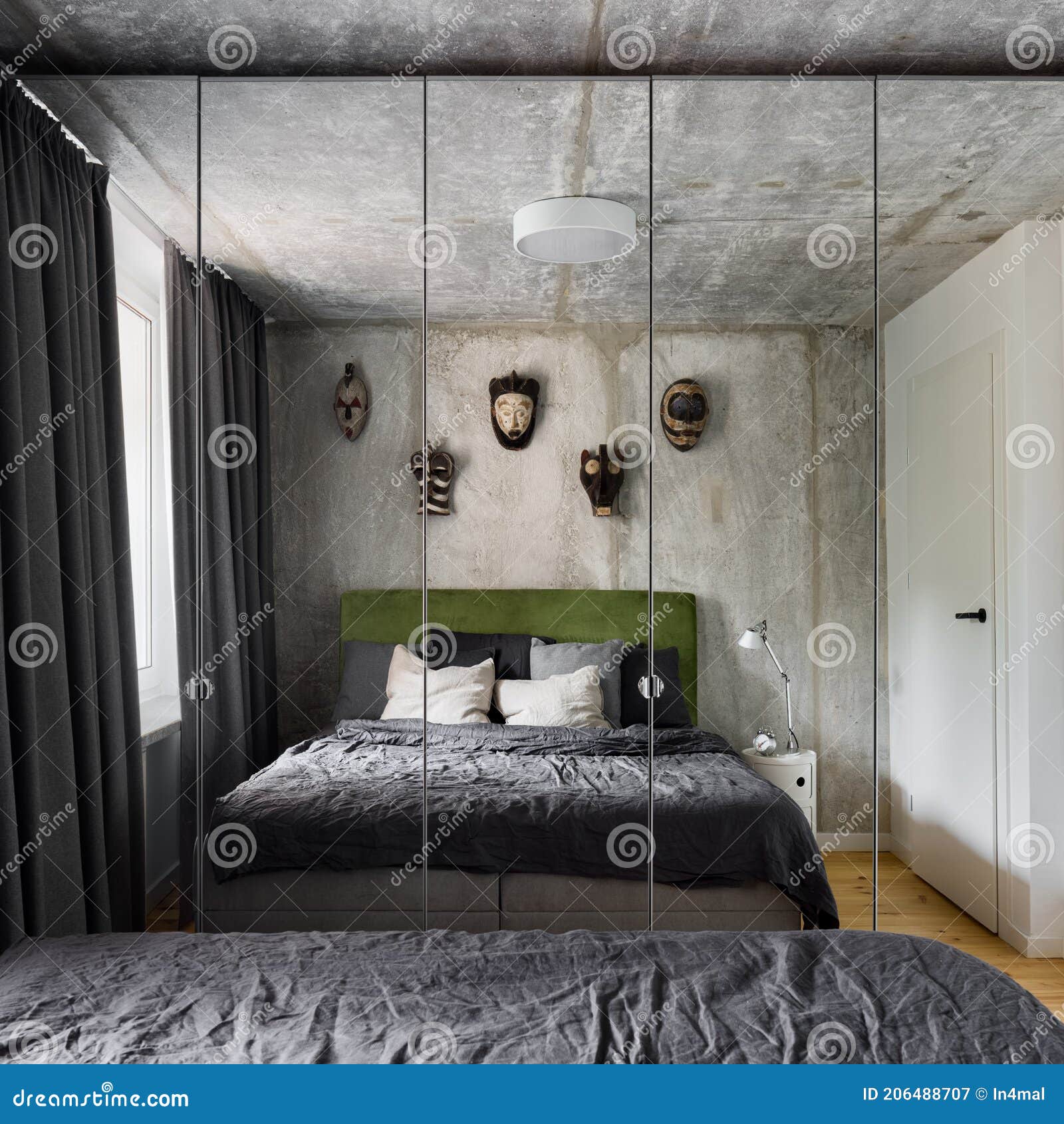 Dormitorio Pequeño Con Armario Espejo Imagen de archivo - Imagen de  cortinas, casero: 206488707