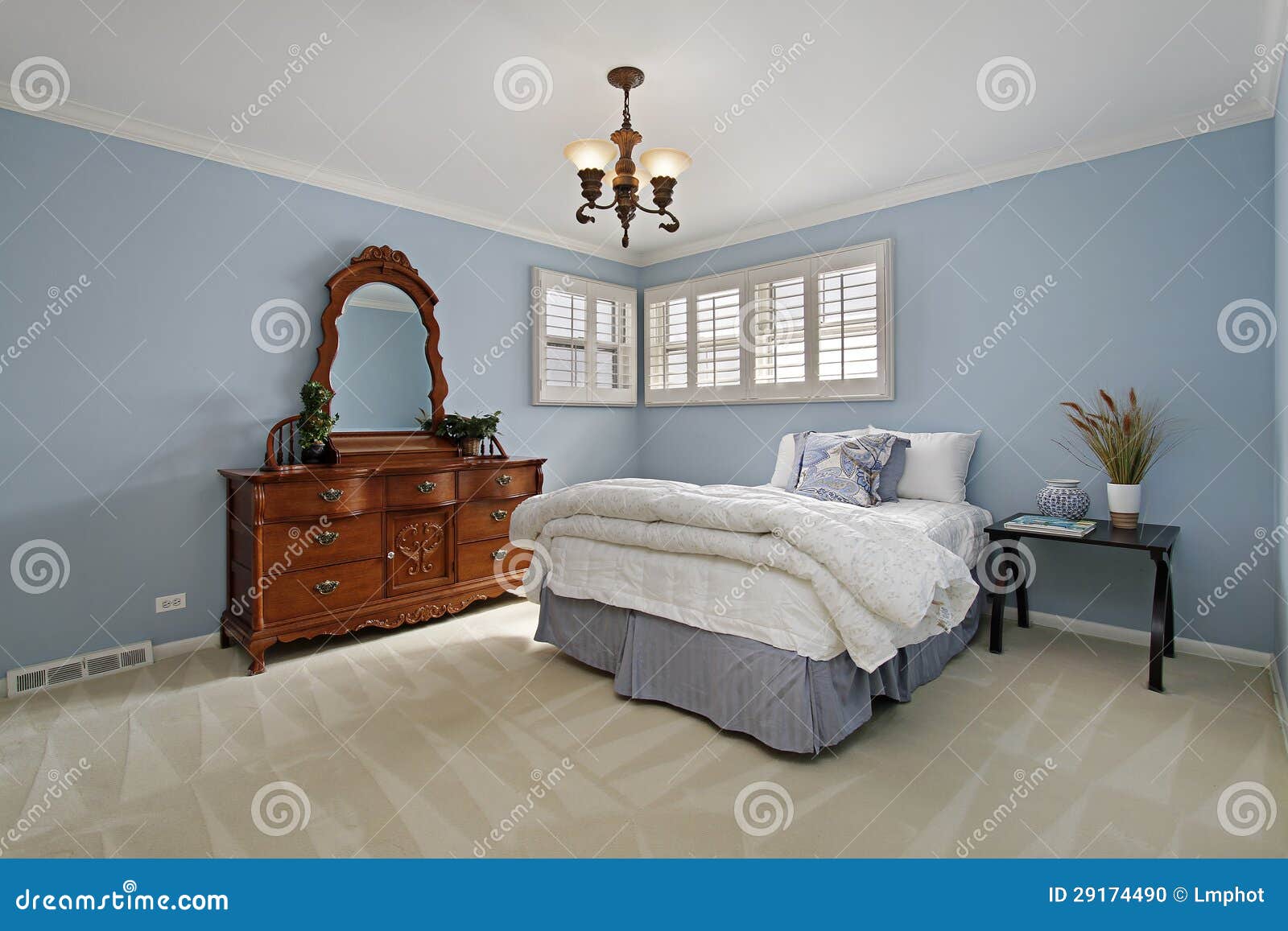 Dormitorio Principal Con Las Paredes Azules Foto de archivo - Imagen de