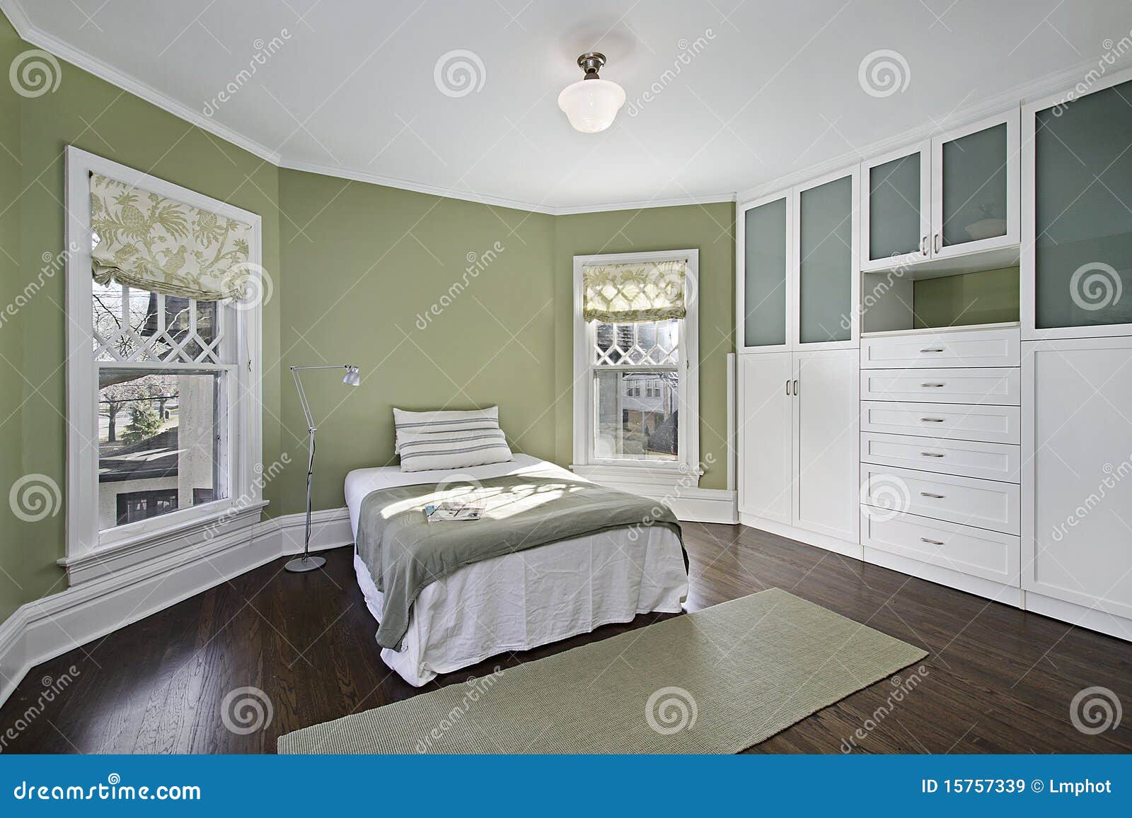 Dormitorio Principal Con Las Paredes Verdes Imagen de archivo - Imagen
