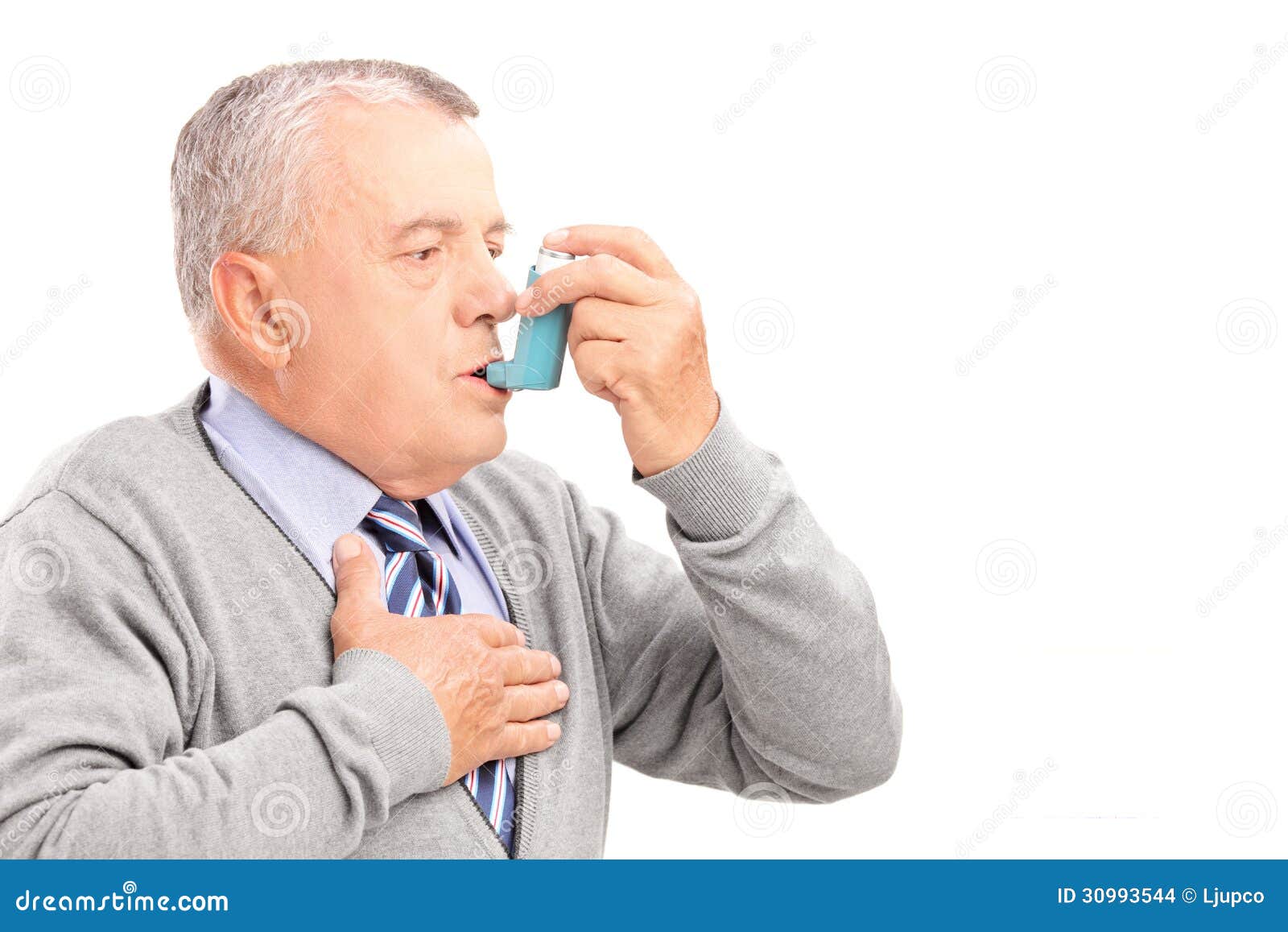 Dorośleć mężczyzna bierze astmy traktowanie, odizolowywającego na białym tle