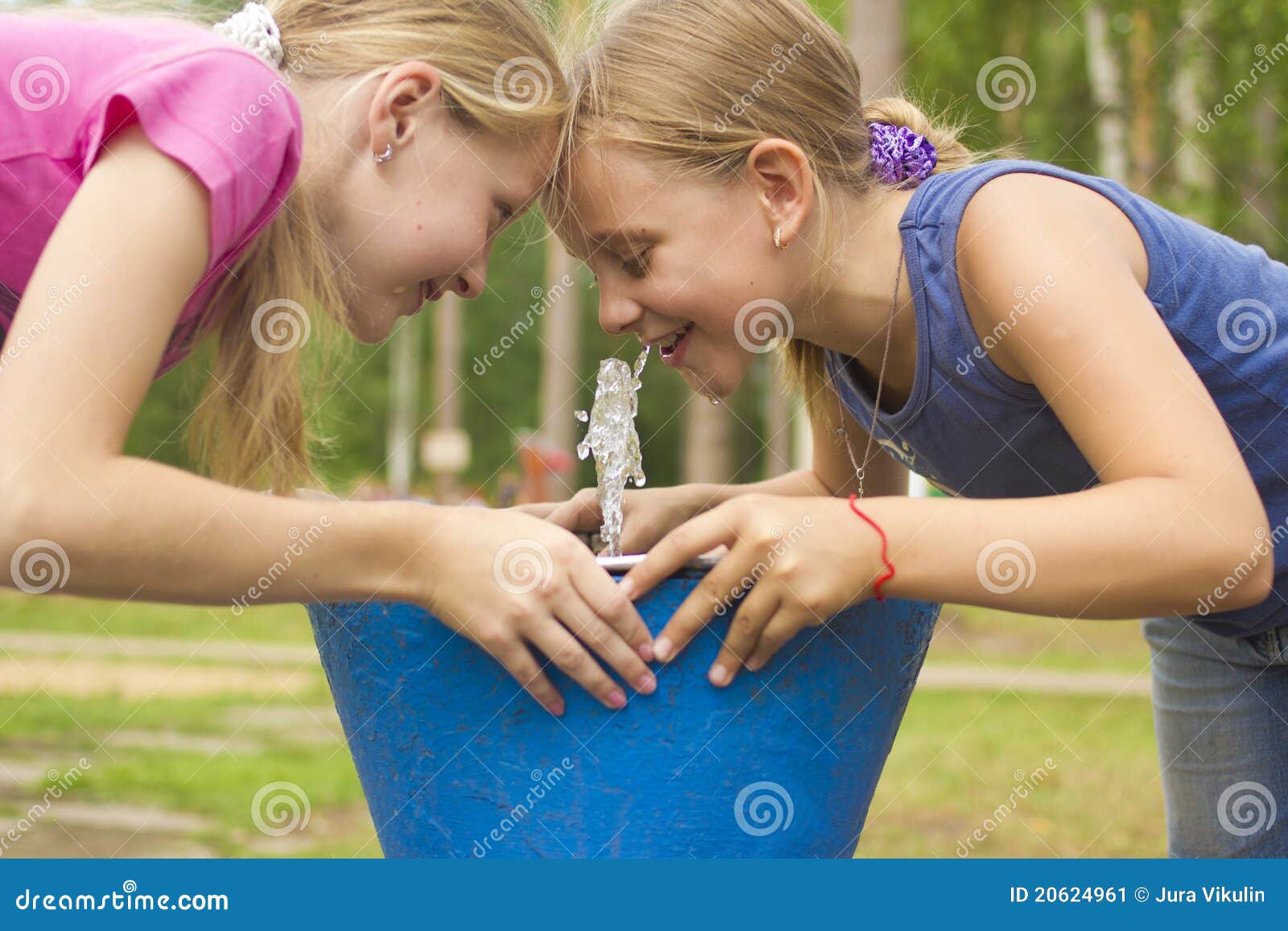 Dorst. Twee meisjes drinken duidelijk water van het drinken van kom