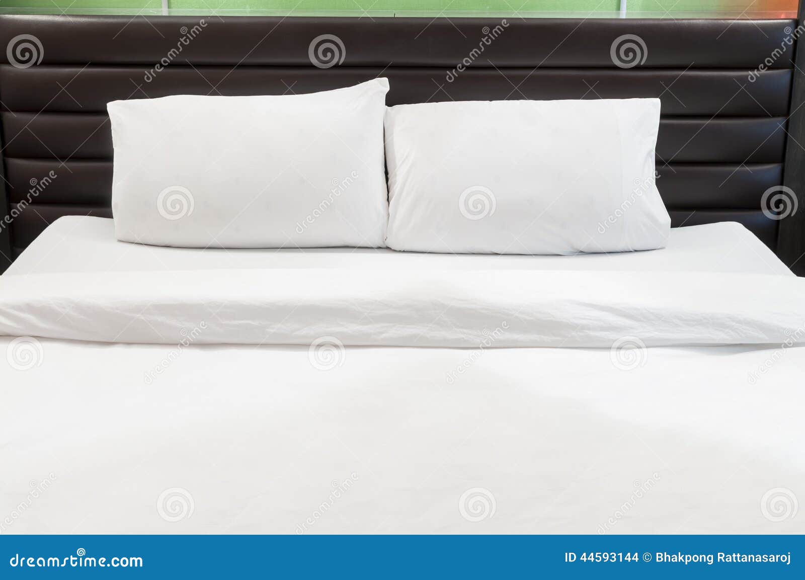 científico Poner a prueba o probar lealtad Dos almohadas en cama foto de archivo. Imagen de apacible - 44593144