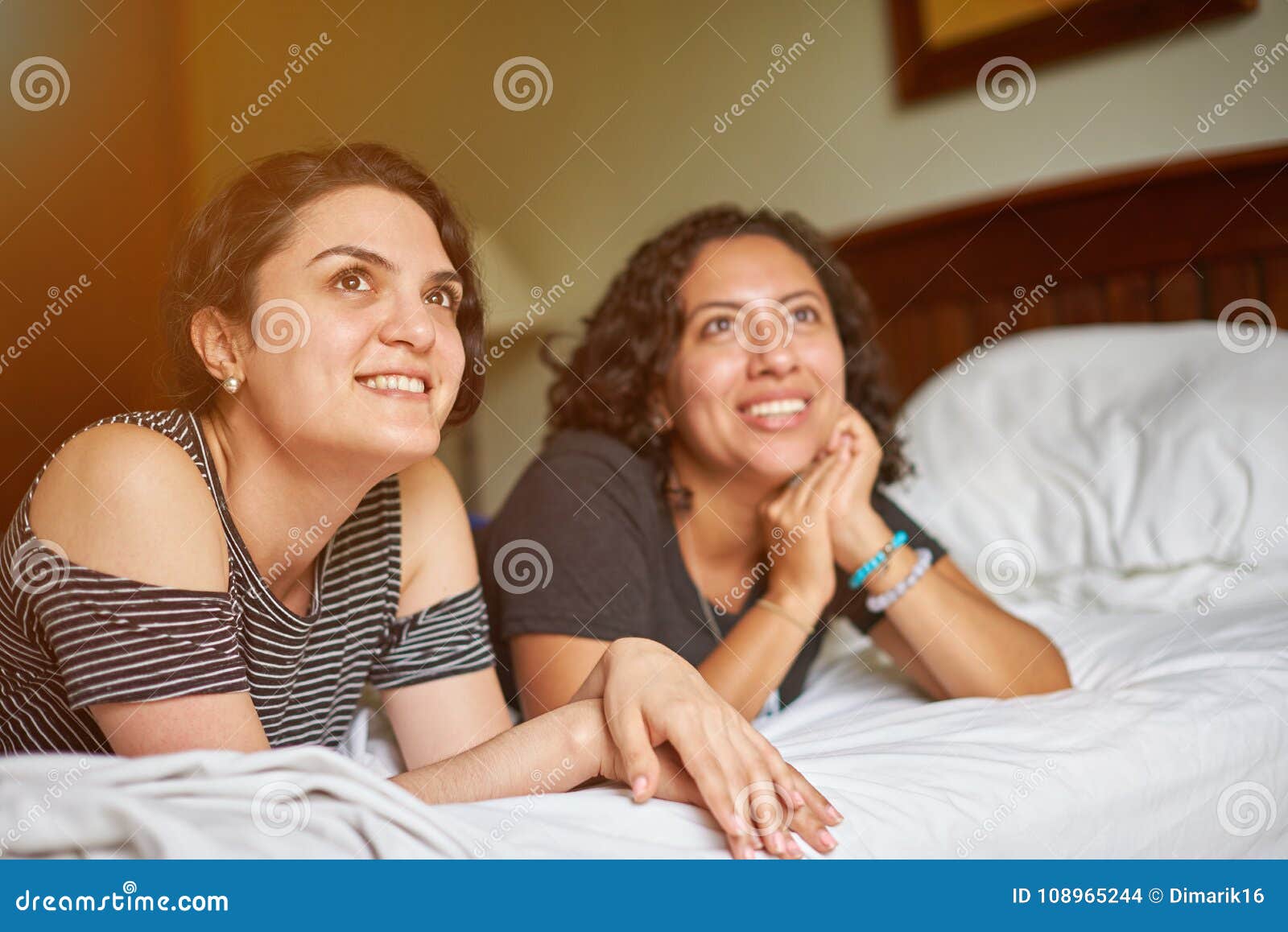 Dos amigas en cama foto de archivo. Imagen de teniendo 108965244