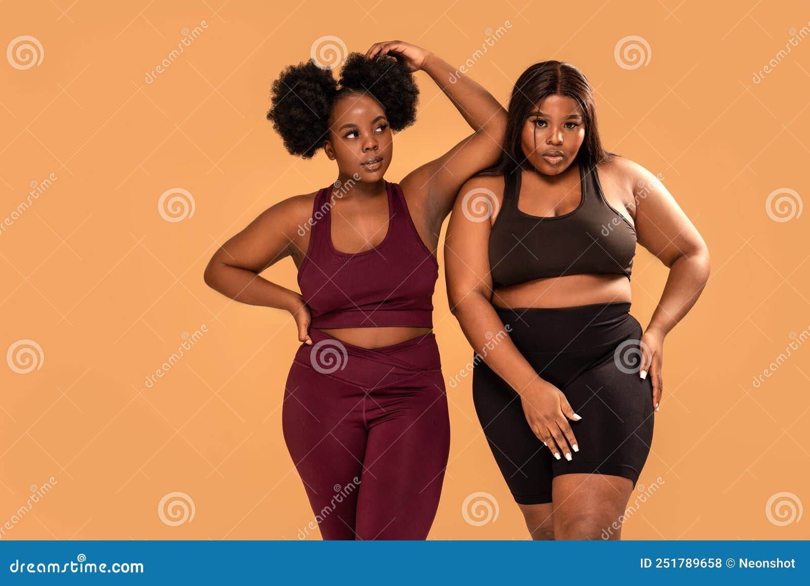 https://thumbs.dreamstime.com/z/dos-amigas-posando-con-ropa-deportiva-de-moda-despu%C3%A9s-del-entrenamiento-mujeres-africanas-m%C3%A1s-tama%C3%B1o-concepto-positivo-cuerpo-251789658.jpg