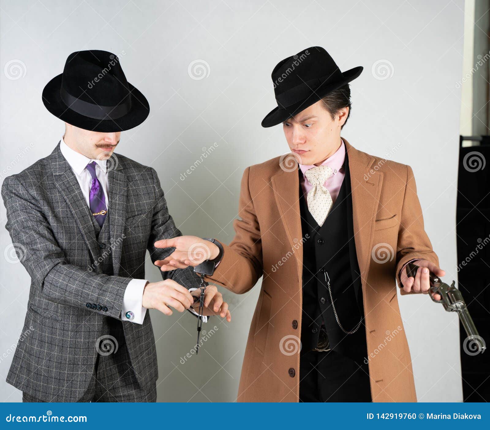 Dos Amigos Se Vistieron En Ropa Del Vintage Y Representan Detectives Y a  Espías Retros En Estilo Clásico Inglés En Un Fondo Blanc Foto de archivo -  Imagen de detective, fondo: 142919760