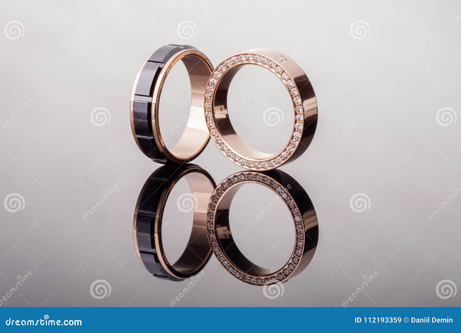 Dos Anillos De Bodas Del Oro Con Los Diamantes Y Cierre De Cerámica Negro - Para Arriba Con La Reflexión Imagen de archivo - Imagen de belleza, joya: 112193359 Dos Anillos De Bodas Del Oro Con Los Diamantes Y Cierre De Cerámica Negro - Para Arriba Con La Reflexión Imagen de archivo - Imagen de belleza, joya: 112193359