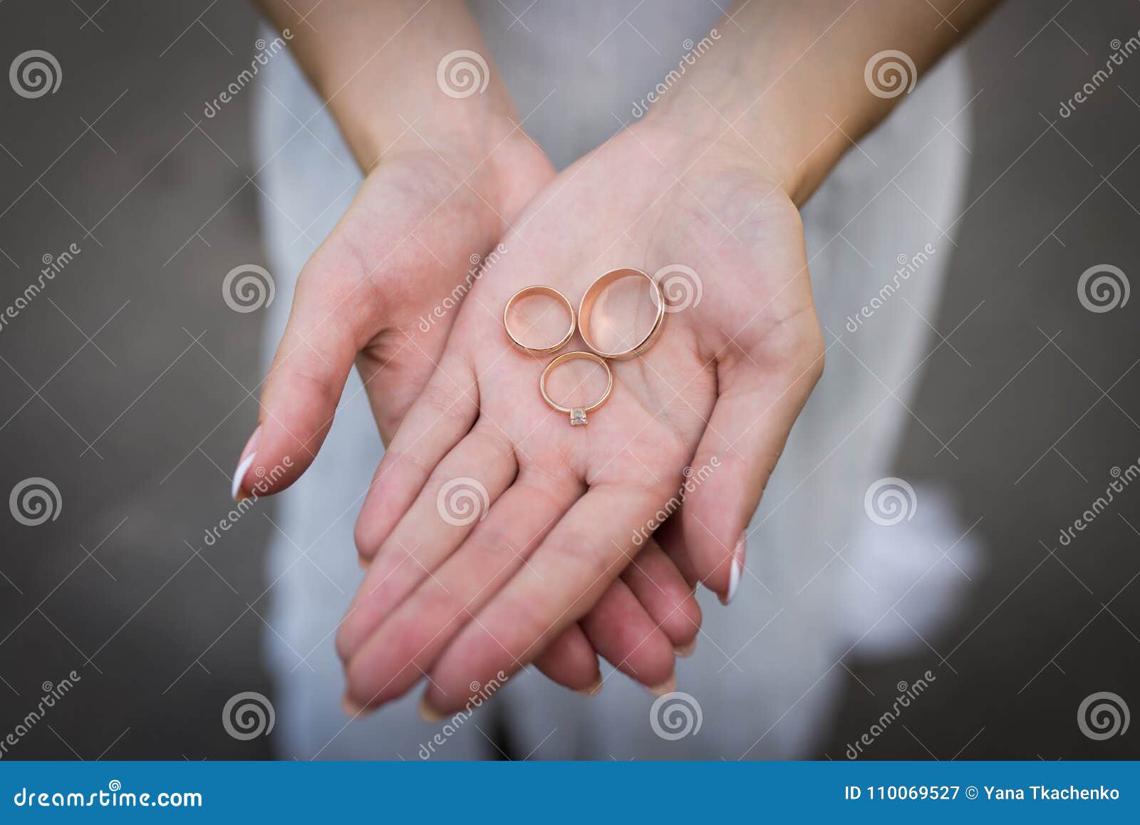 Dos Anillos De Bodas Oro Y Un Anillo De Compromiso Con El Diamante Están Mintiendo En Manos De La Mujer Imagen de archivo - Imagen de boda, case: 110069527