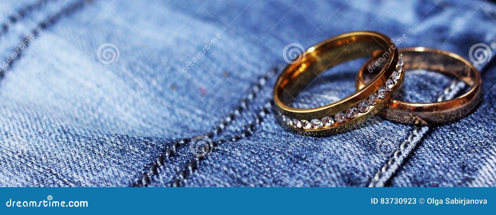 Anillos De Bodas Y Vaqueros Imagen de - Imagen de joya, costoso: 83730923