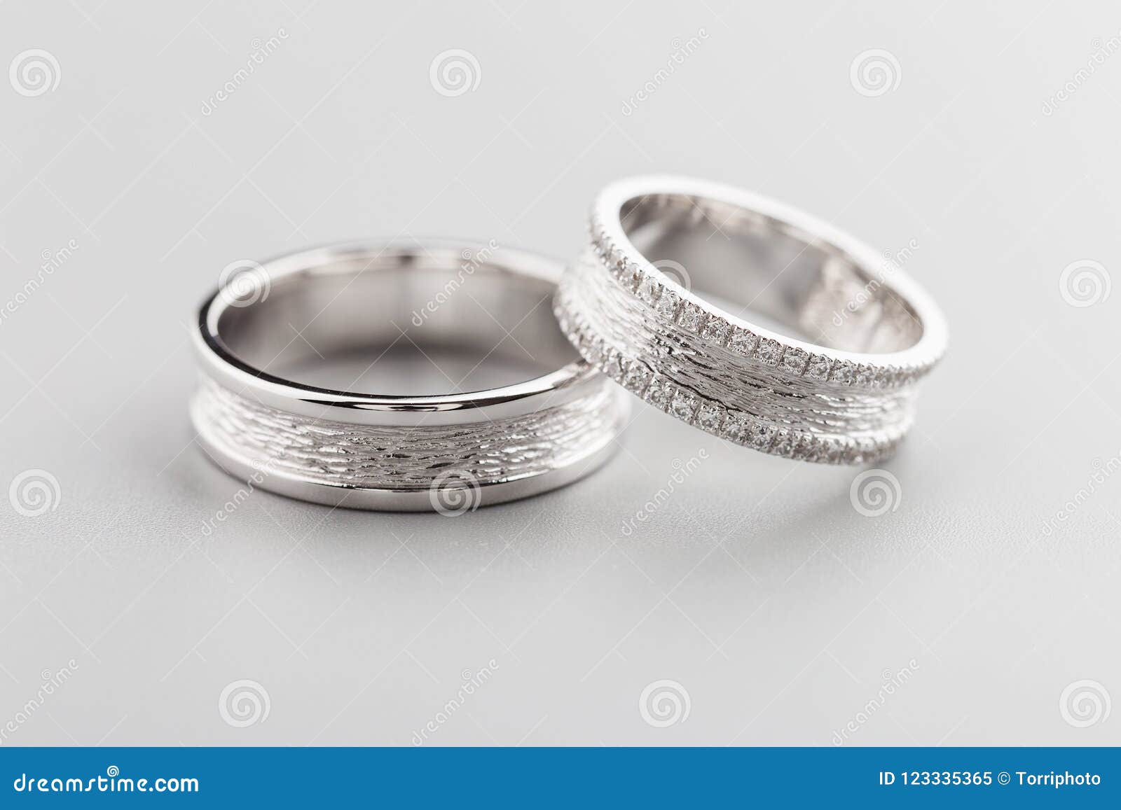 Dejar abajo Tristemente Carrera Dos Anillos De La Bodas De Plata Con Los Diamantes En Fondo Gris Imagen de  archivo - Imagen de lifestyle, cristal: 123335365