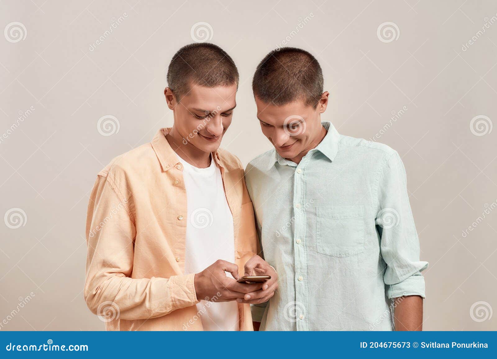 Dos Animados Hermanos Gemelos Jóvenes Con Ropa Informal Usando Una Aplicación Para Smartphones Mientras Están Juntos Aislados En B Imagen de archivo - Imagen de elegante, estudio: 204675673 Dos Animados Hermanos Gemelos Jóvenes Con Ropa Informal Usando Una Aplicación Para Smartphones Mientras Están Juntos Aislados En B Imagen de archivo - Imagen de elegante, estudio: 204675673