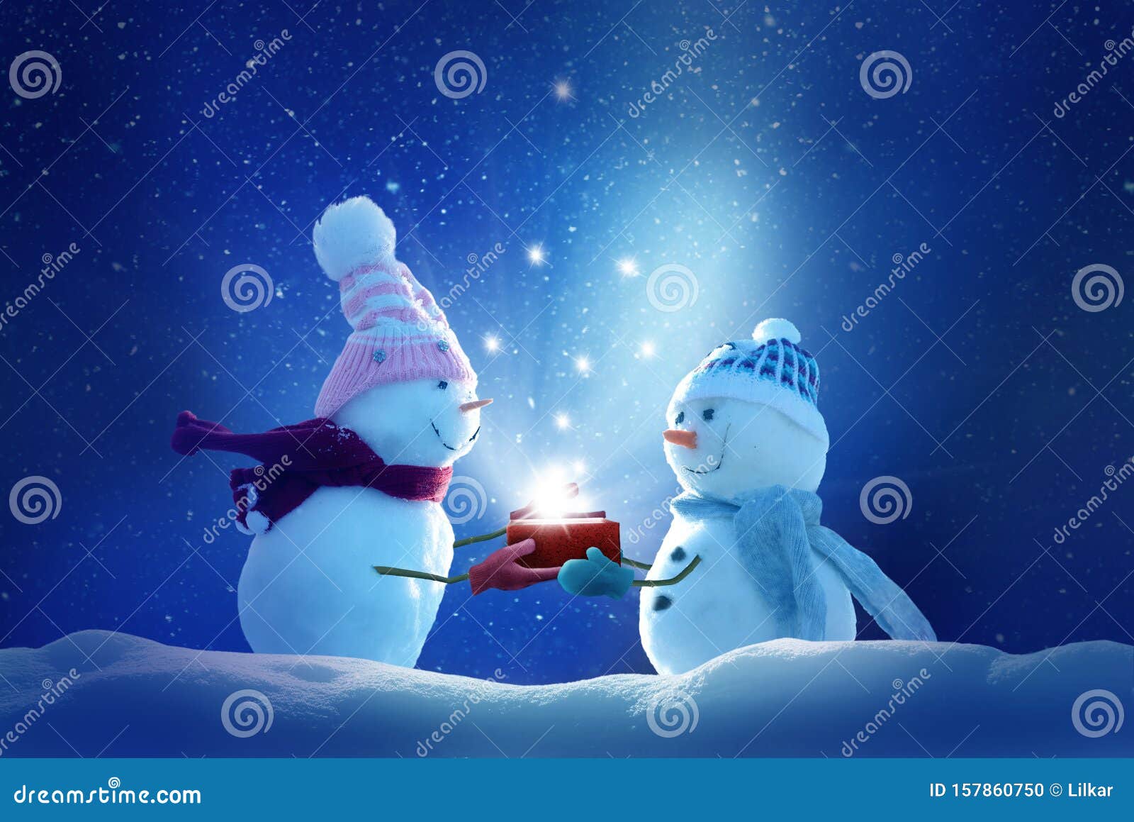 Dos Animados Muñecos De Nieve Parados En El Paisaje Navideño De Invierno Foto de archivo - Imagen de regalos, nuevo: 157860750 Dos Animados Muñecos De Nieve Parados En El Paisaje Navideño De Invierno Foto de archivo - Imagen de regalos, nuevo: 157860750