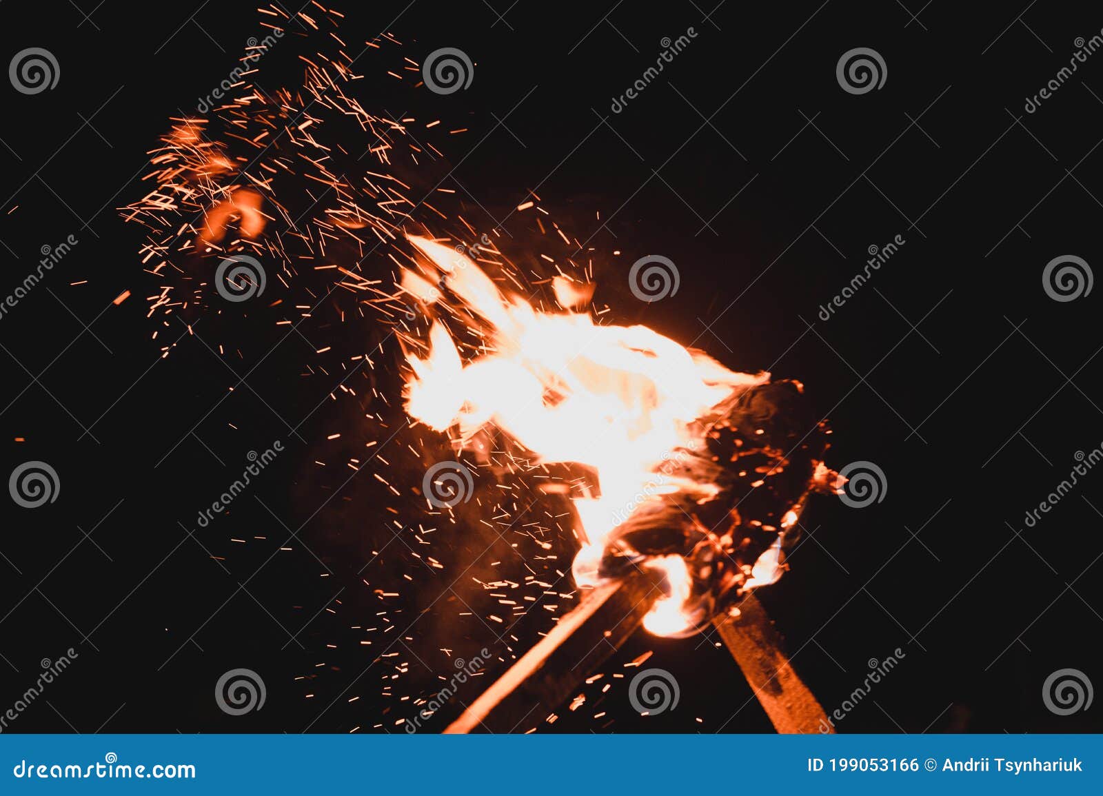 Dos Antorchas, Dos Antorchas Ardiendo, Fuego Brillante De Una Antorcha Con  Fuego Foto de archivo - Imagen de muchedumbre, manifestantes: 199053166