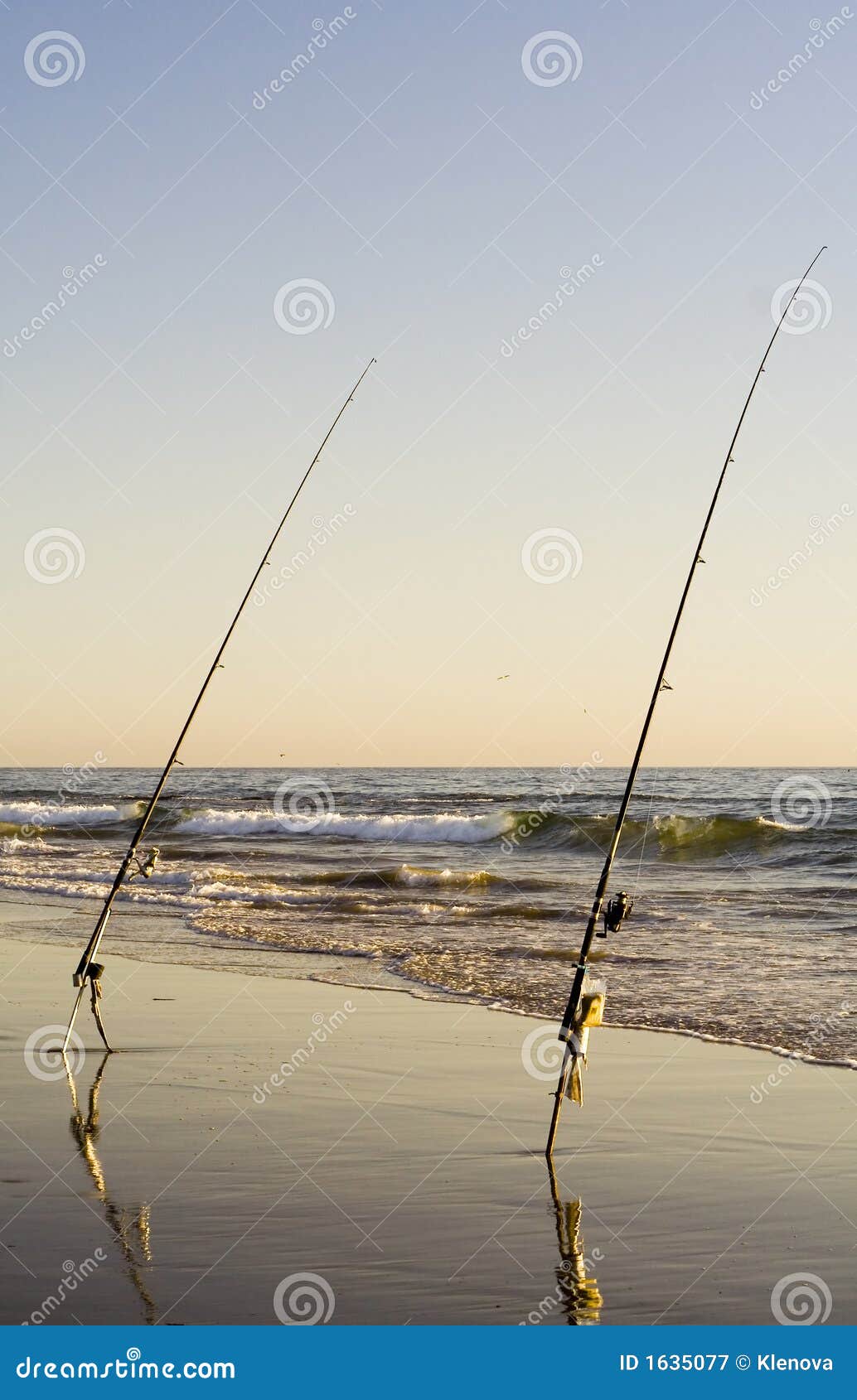 Fotos de Cañas de pescar instaladas en la playa al atardecer