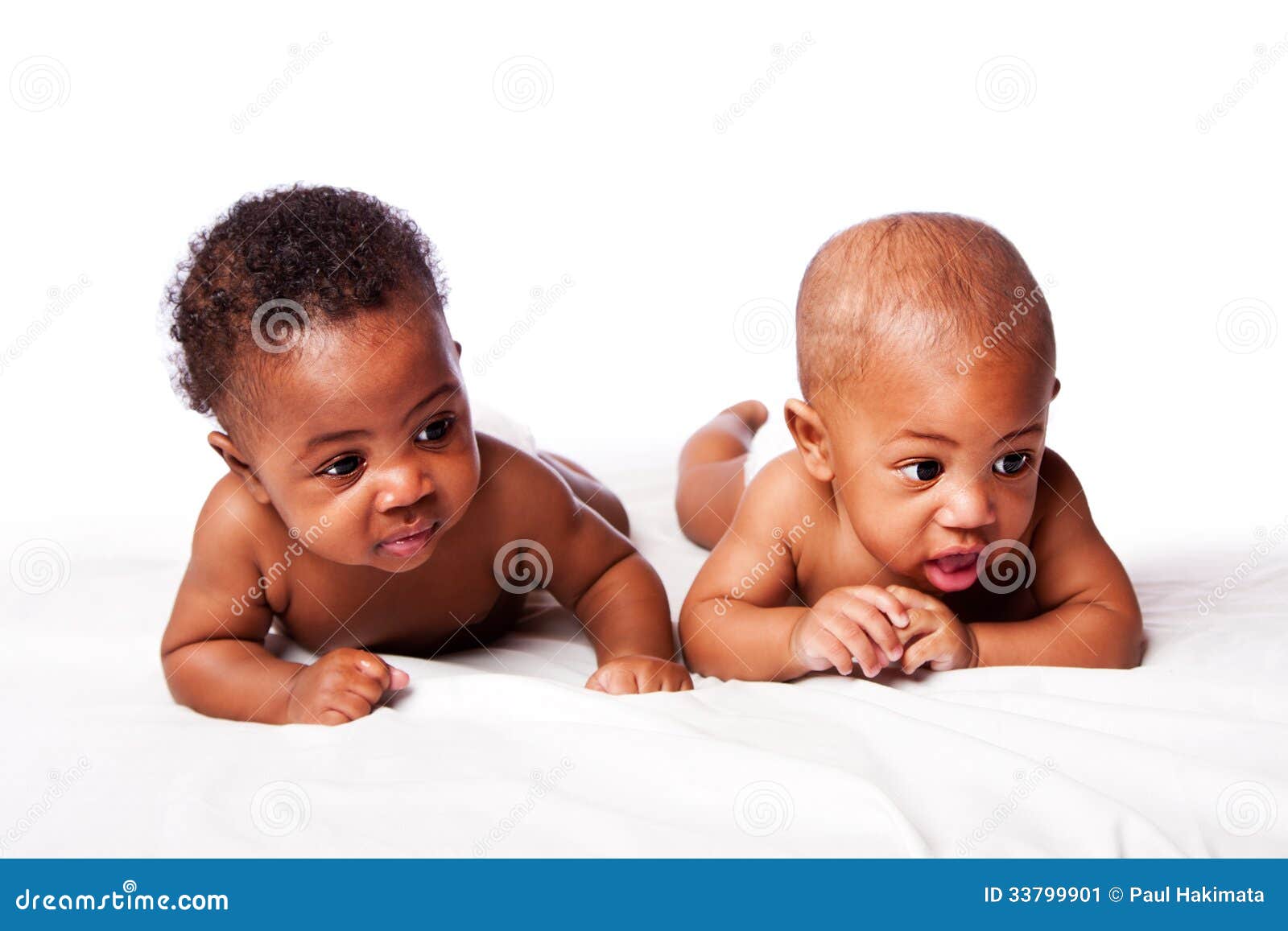 Dos Bebes Adorables Que Ponen Junto Imagen De Archivo Imagen De Hermana Americano