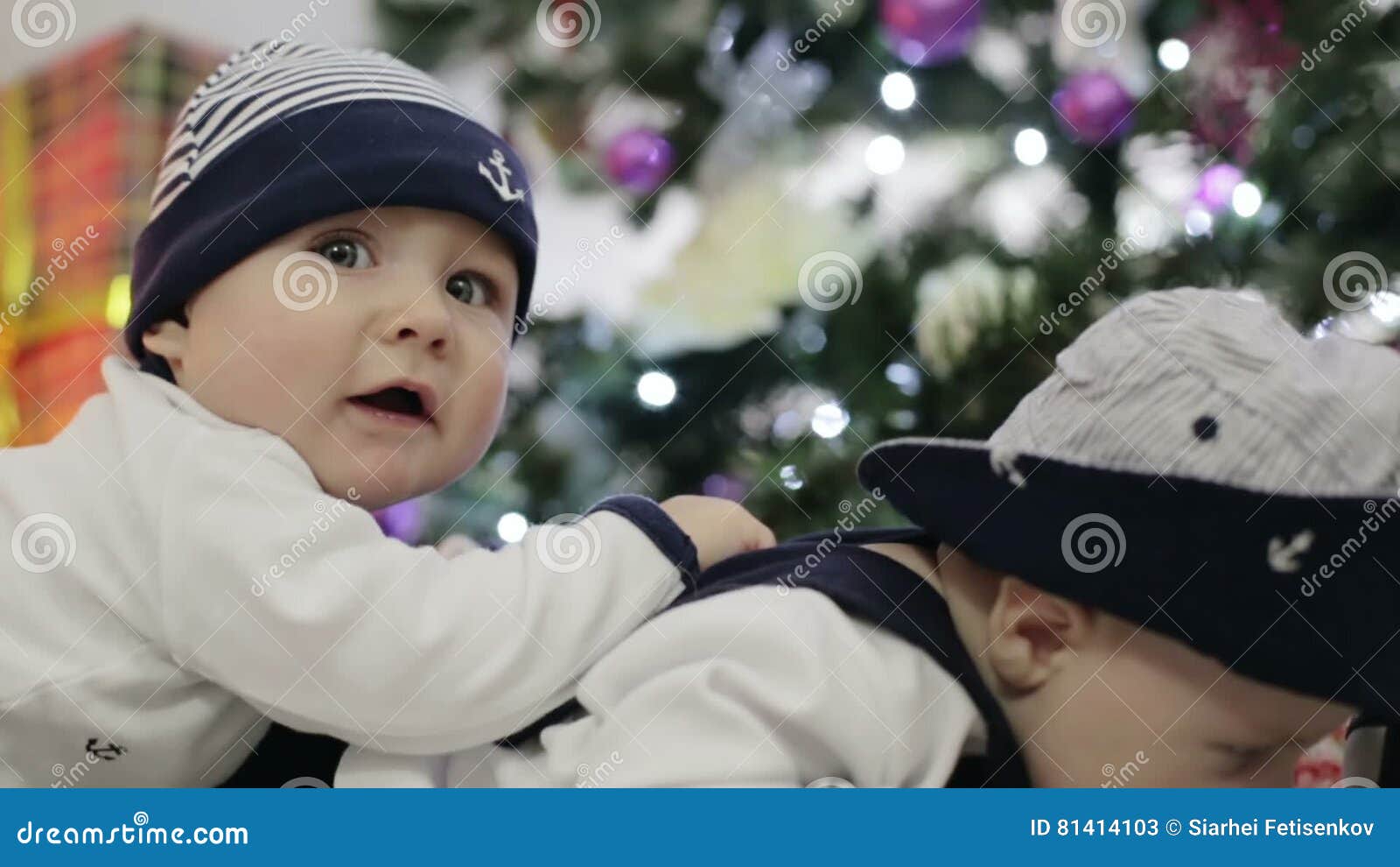 Dos Bebés Vestidos Como Marineros En Estómagos Y El Arrastre De árbol De La Navidad Â Almacen De Video - Vídeo de cabrito, 81414103