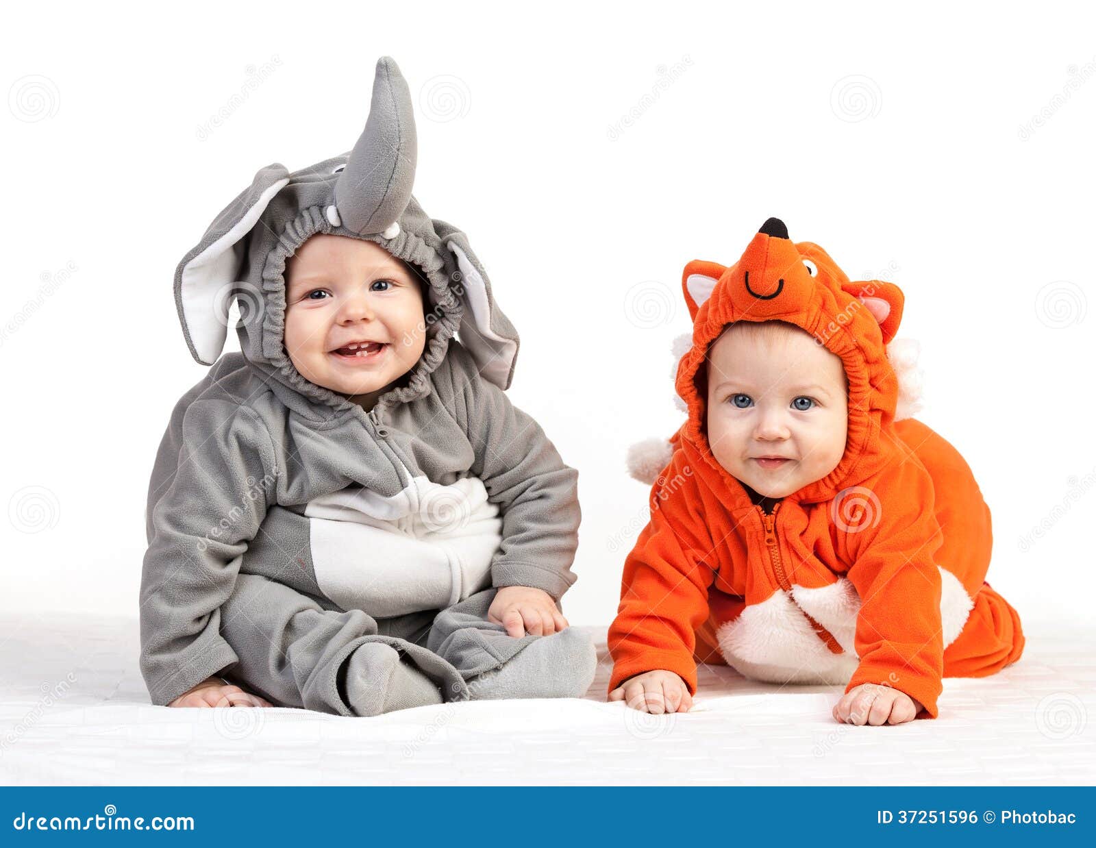 Dos Bebés Vestidos Los Trajes Animales En Blanco Foto de archivo - Imagen de bebé, 37251596