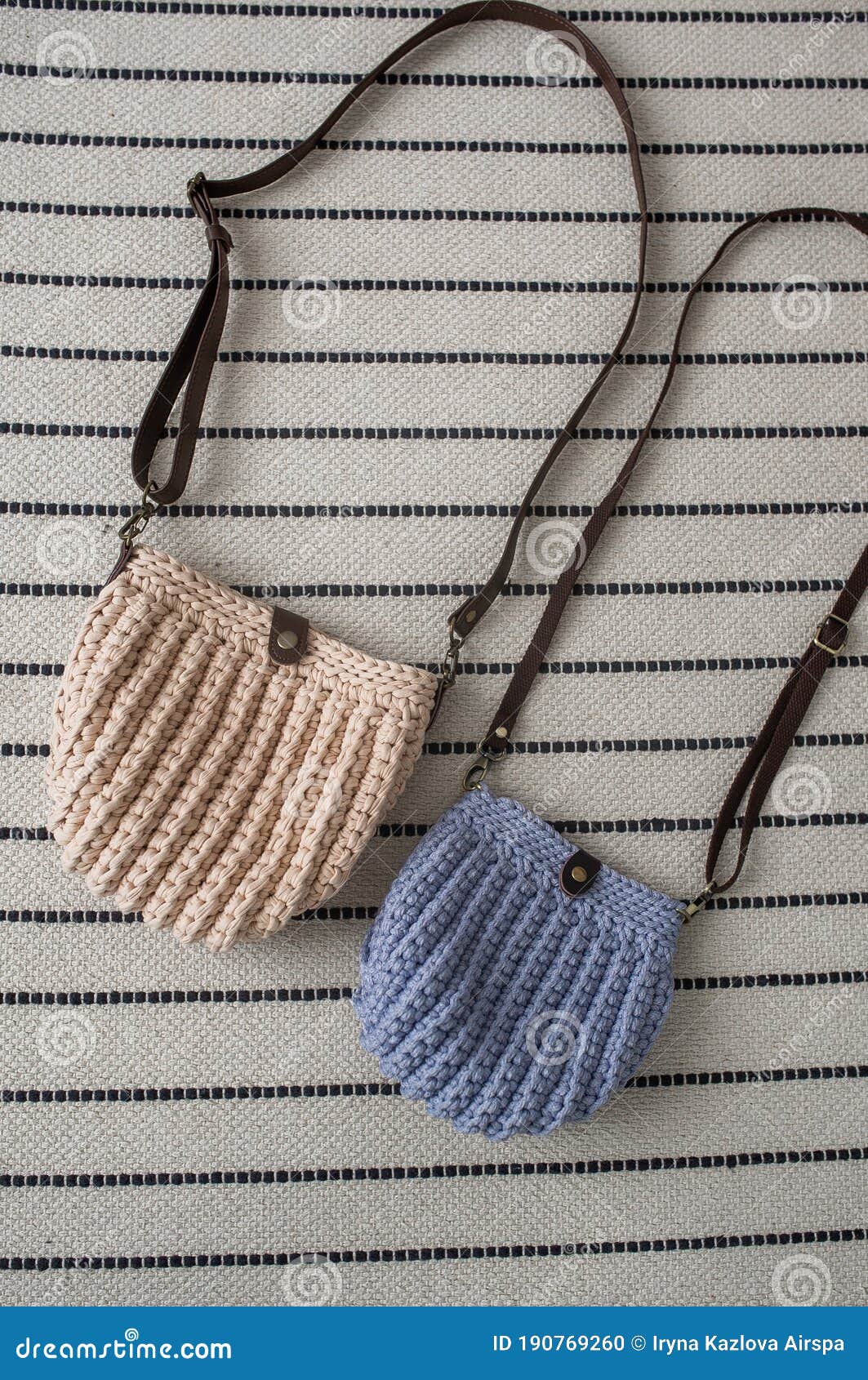 Dos Bolsas De Punto Azules Y Beige. Bolsos De Crochet Hechos a Mano Foto de - Imagen de monedero, cliente: 190769260