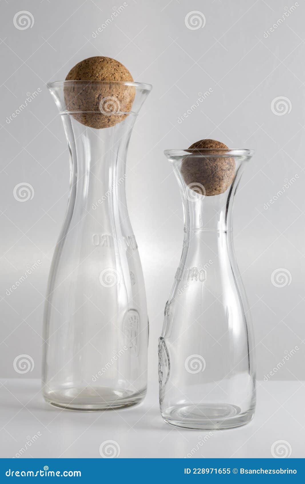 Dos Botellas De Vidrio Para Agua Sobre Fondo Gris Imagen de archivo -  Imagen de corcho, cristal: 228971655