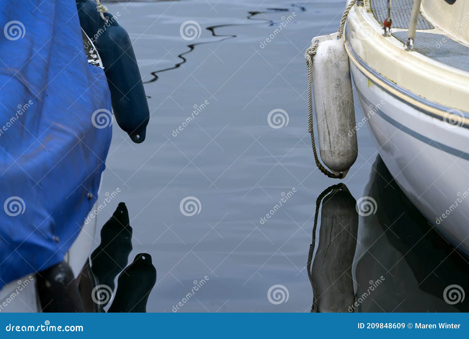 Dos Botes, Uno Al Lado Del Otro, En El Agua, Con Un Espacio Para Copiar El  Concepto De Viaje Y De Hobby Azul Y Blanco Imagen de archivo - Imagen de  recipiente