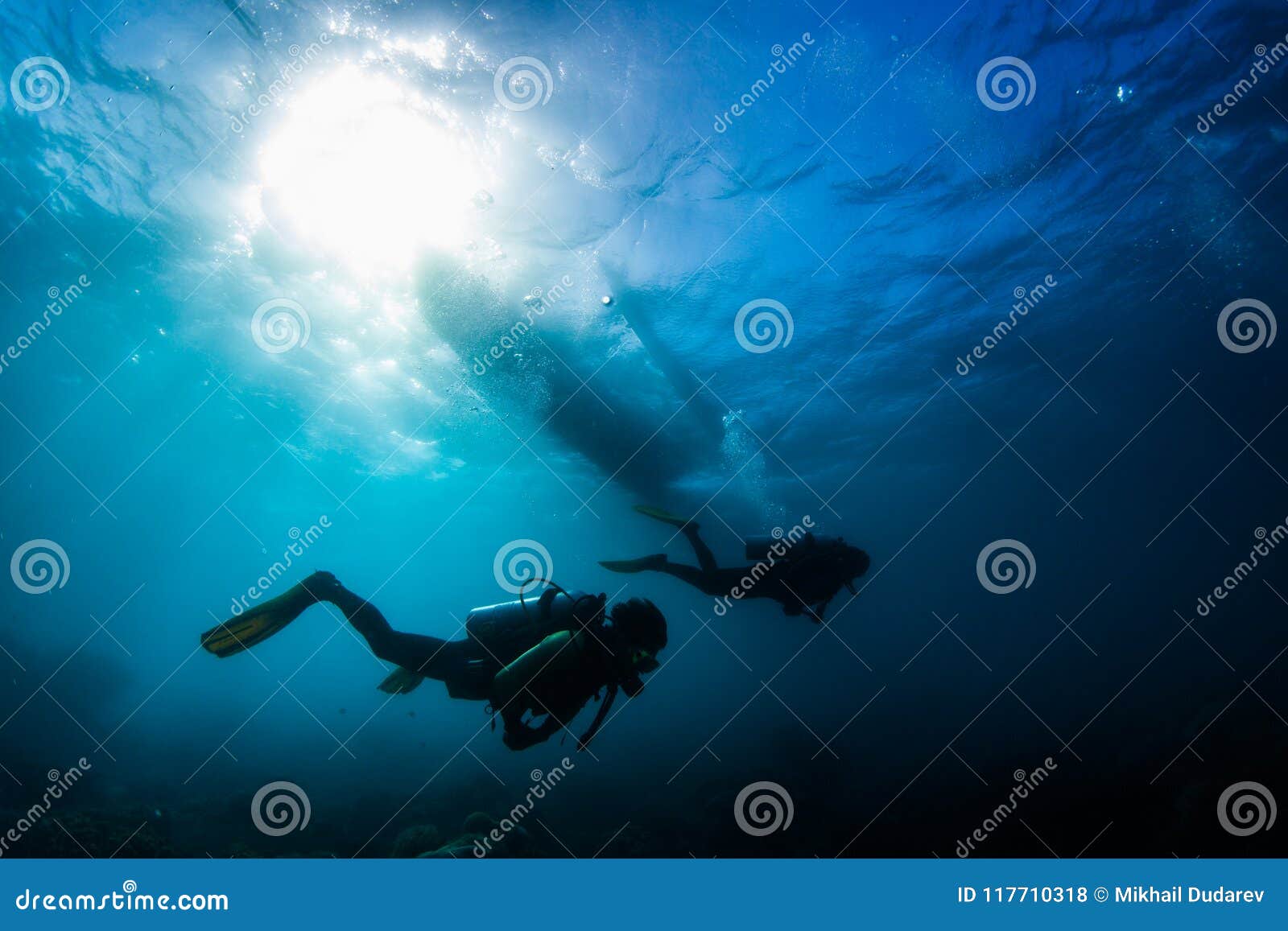 Dos Buceadores Nadan Bajo El Agua En Un Mar Tropical Foto De Archivo