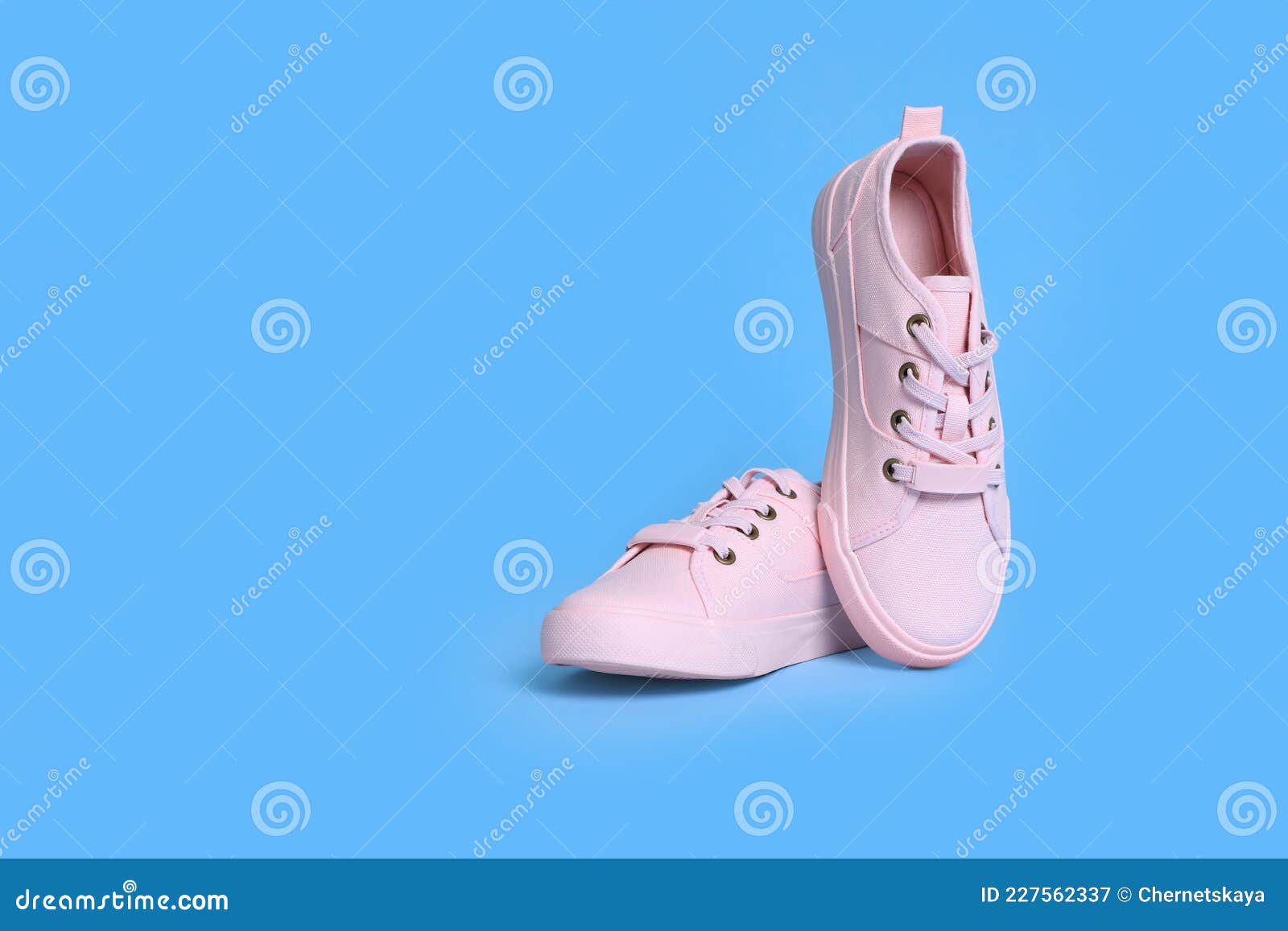 Dos Cómodos Zapatos Deportivos Sobre Fondo Turquesa. Espacio Texto Imagen - Imagen tendencia, color: 227562337