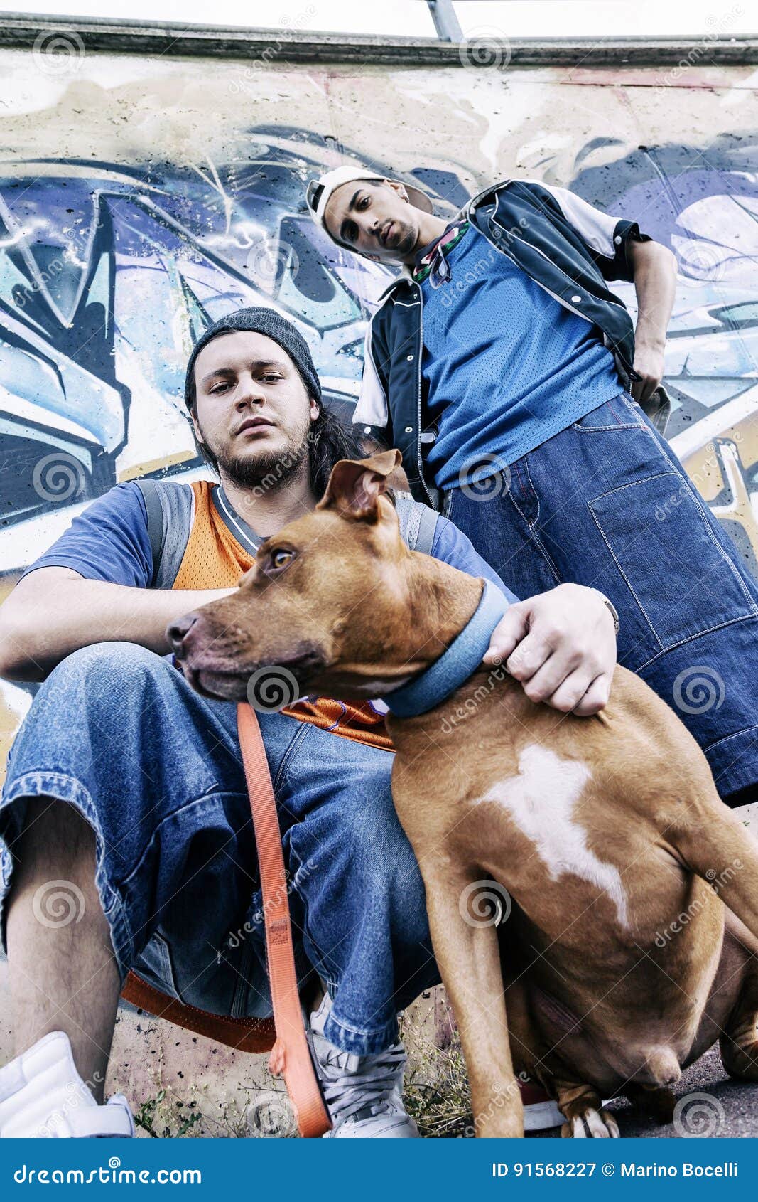 Dos Cantantes De Con Perro En Un Subterráneo Imagen de archivo - Imagen de malo, pandillero: