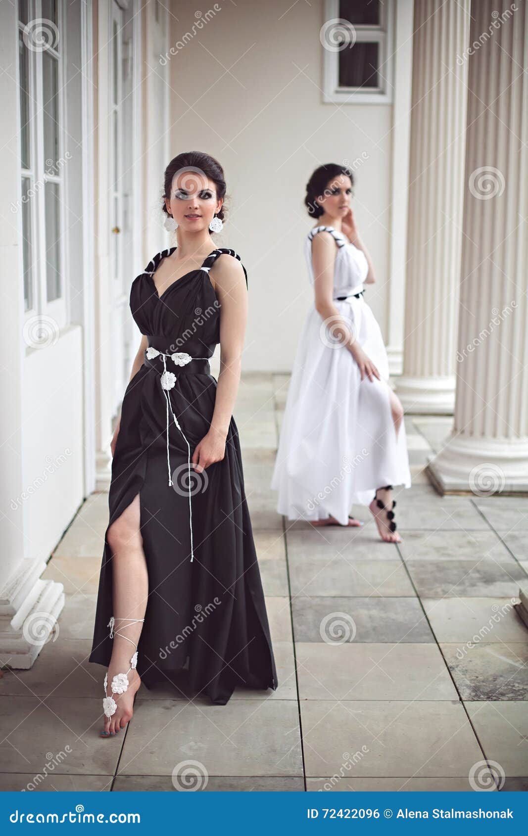 Dos Chicas Jóvenes En Vestidos Largos Blancos Y Negros Foto de archivo Imagen de edificio, 72422096